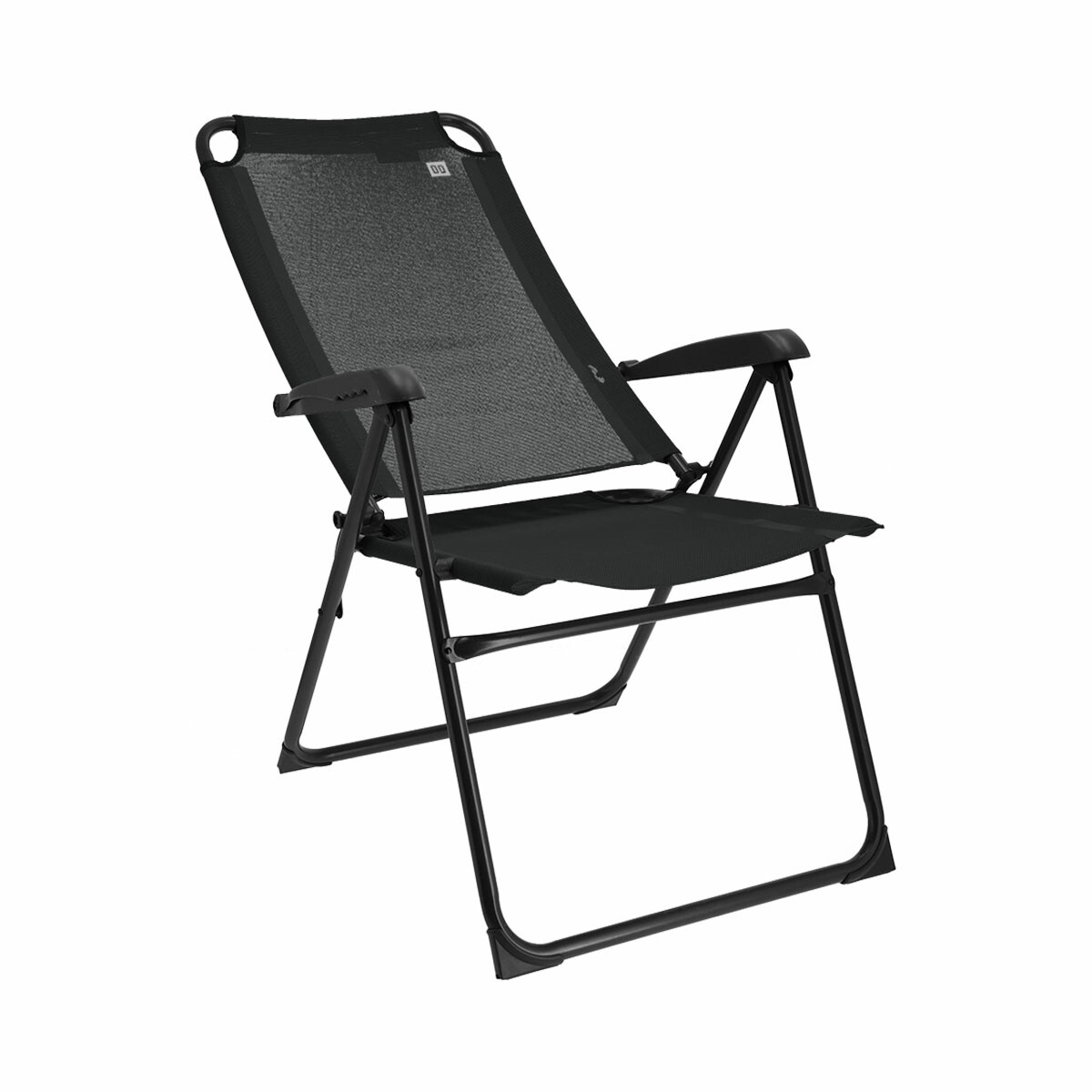 Een zwarte, opvouwbare loungestoel met mesh rugleuning en armleuningen, geïsoleerd.