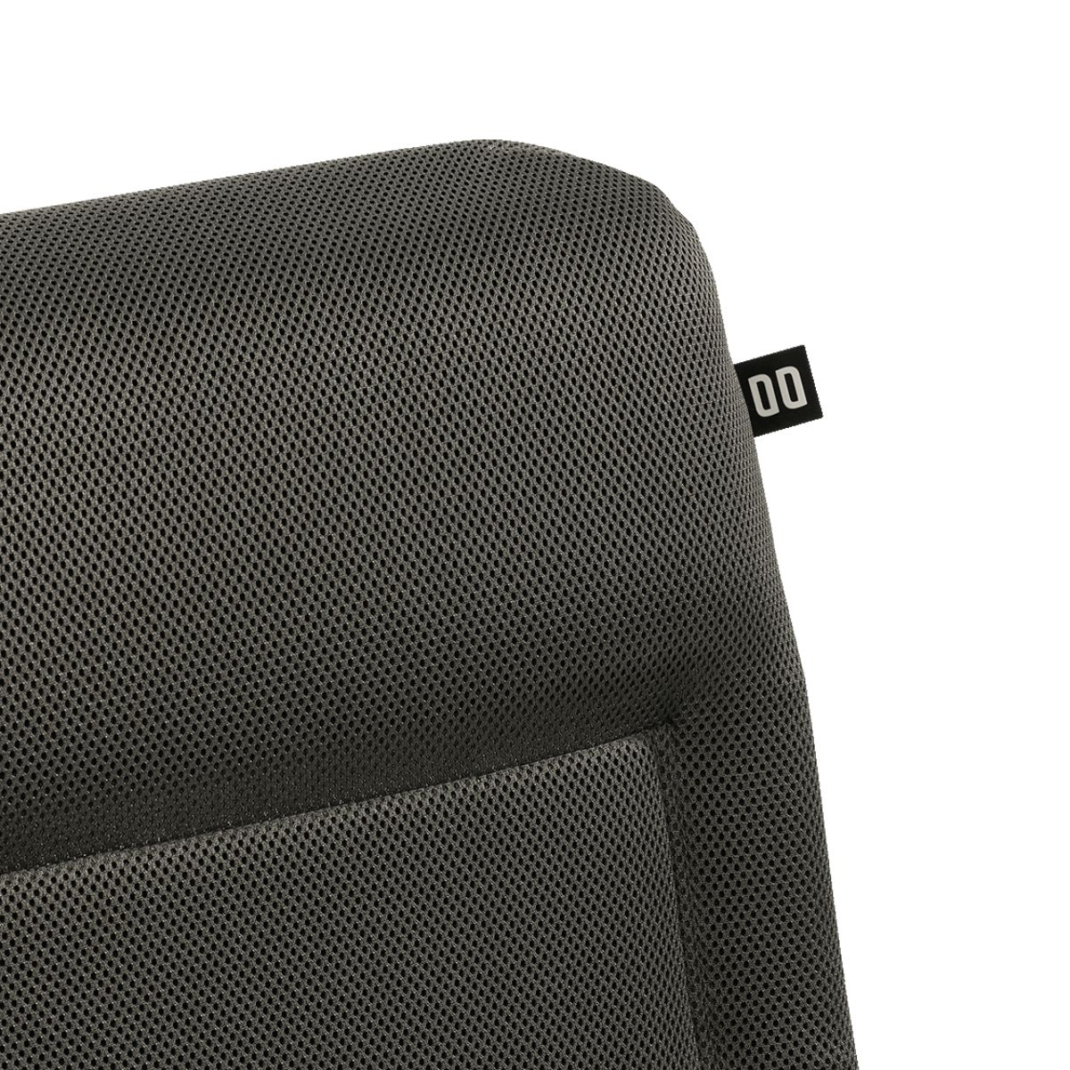 Detail grijze mesh bureaustoel met zwart logo.