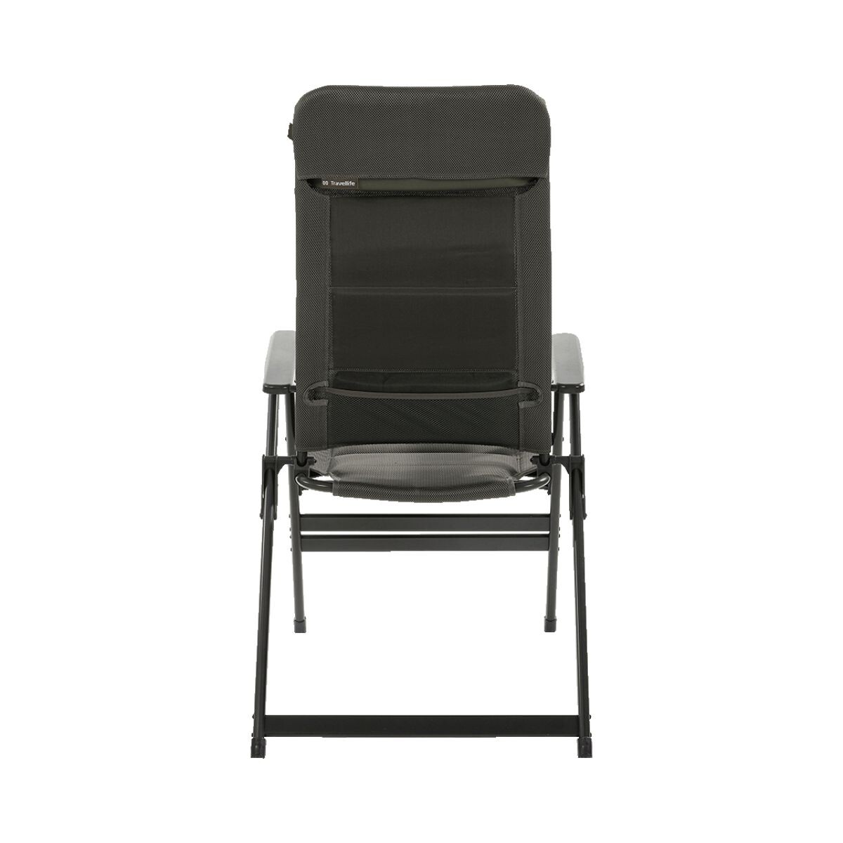 Een donkere, opvouwbare campingstoel met een mesh rugleuning.