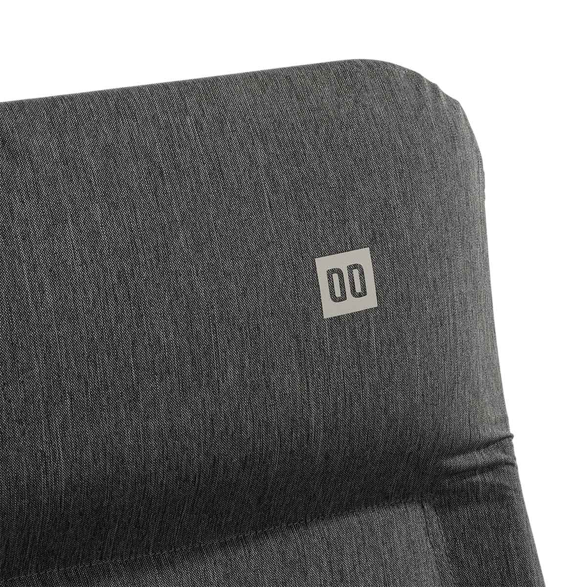 Detail grijze gestoffeerde stoel met klein rechthoekig label met 00.