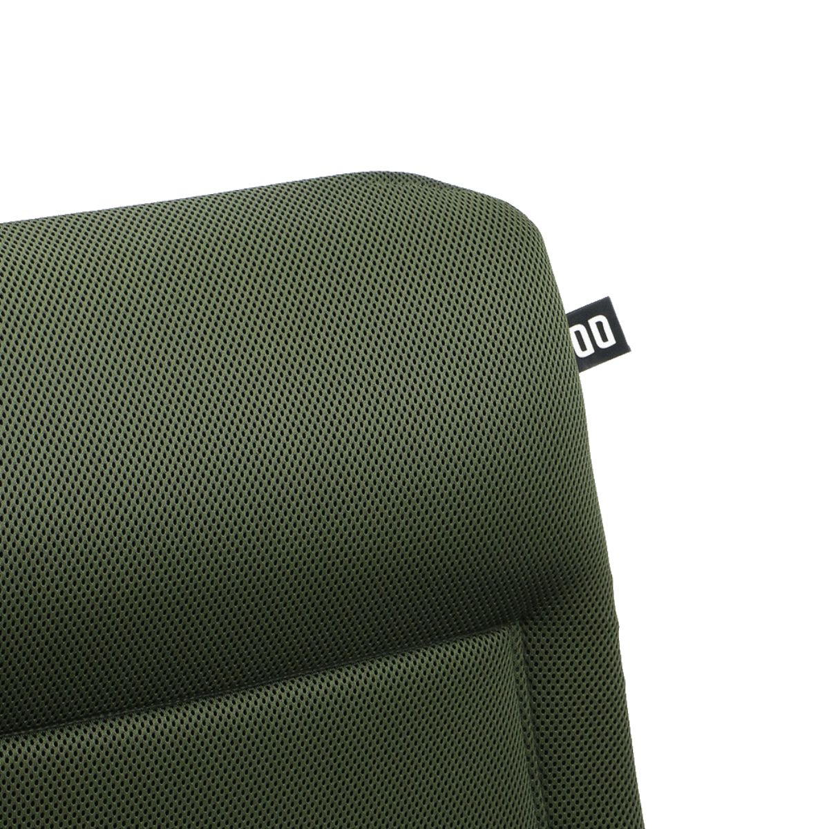 Groene stoel van mesh met een zwart label met '00'.