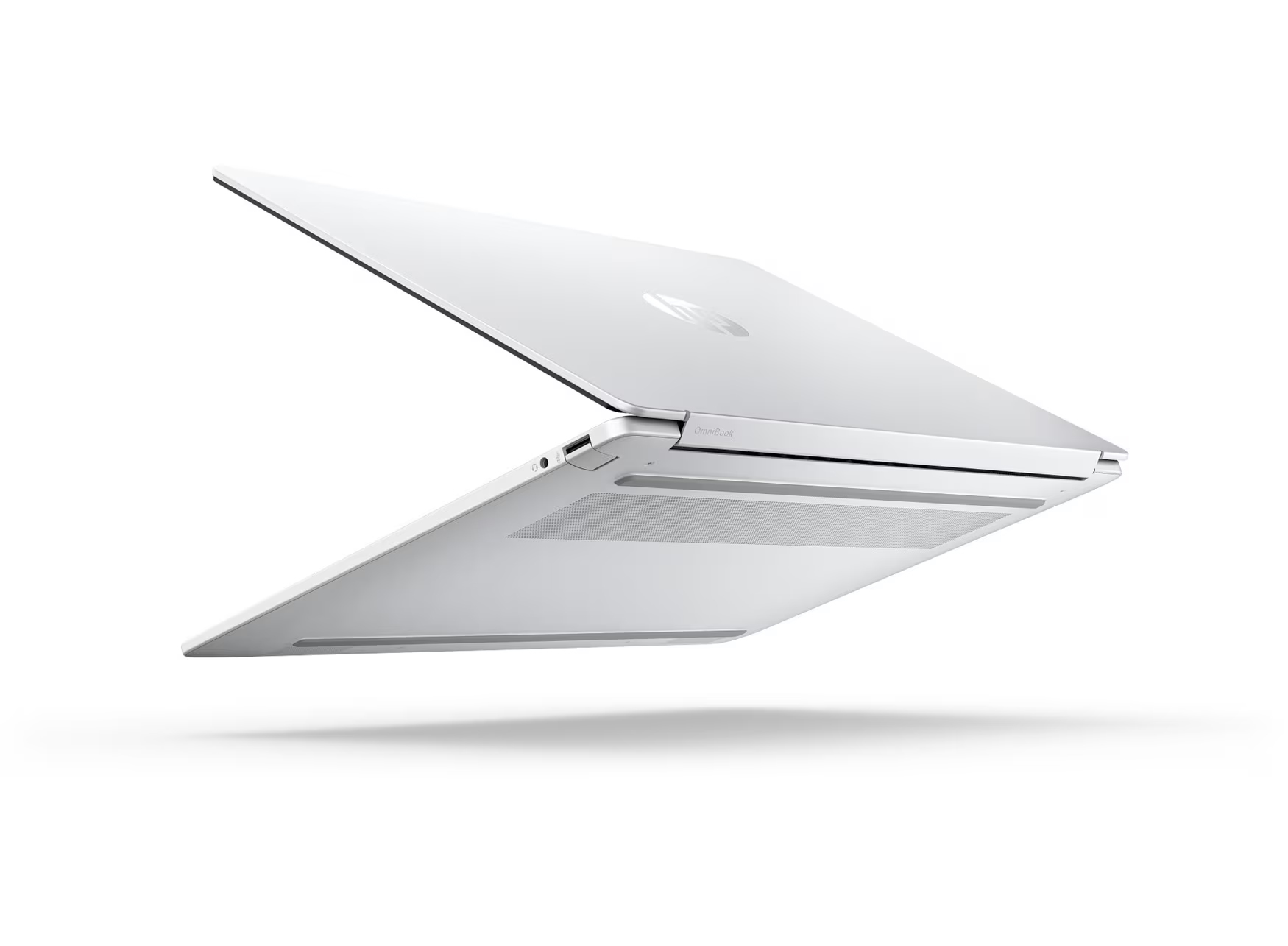 Biały laptop z otwartym ekranem, unoszący się na białym tle.