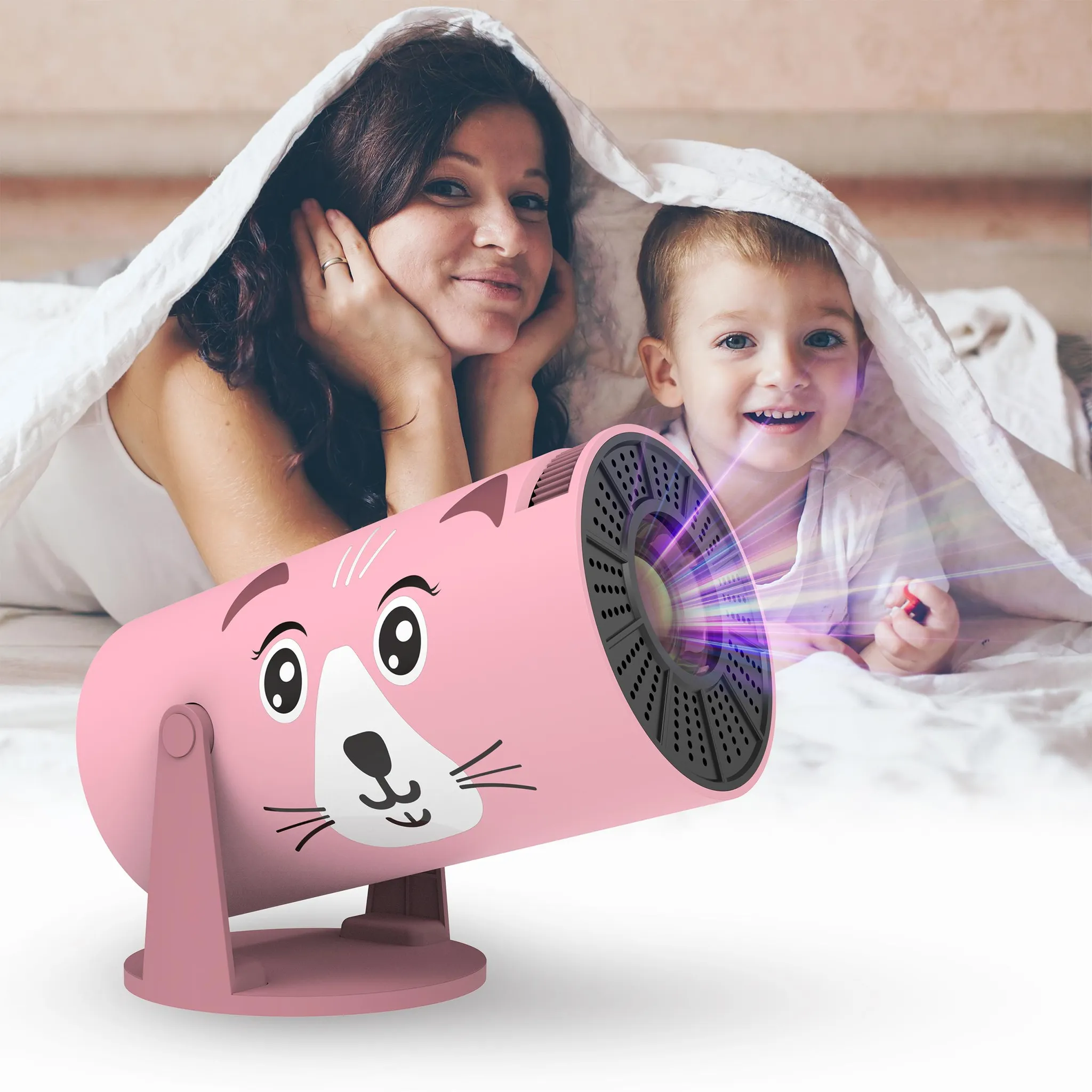 Ein rosa Katzenprojektor auf einem Bett neben einer Mutter und einem Kind unter einer Decke.