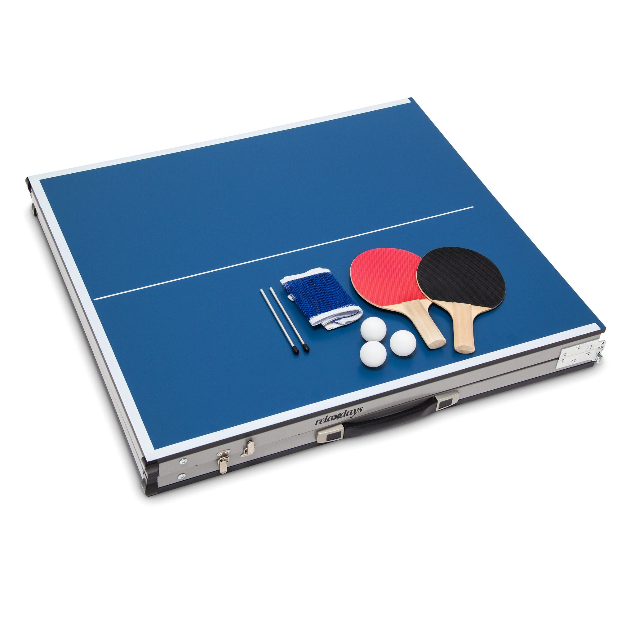 Blauer Tischtennistisch mit Schlägern, Bällen und Netz.