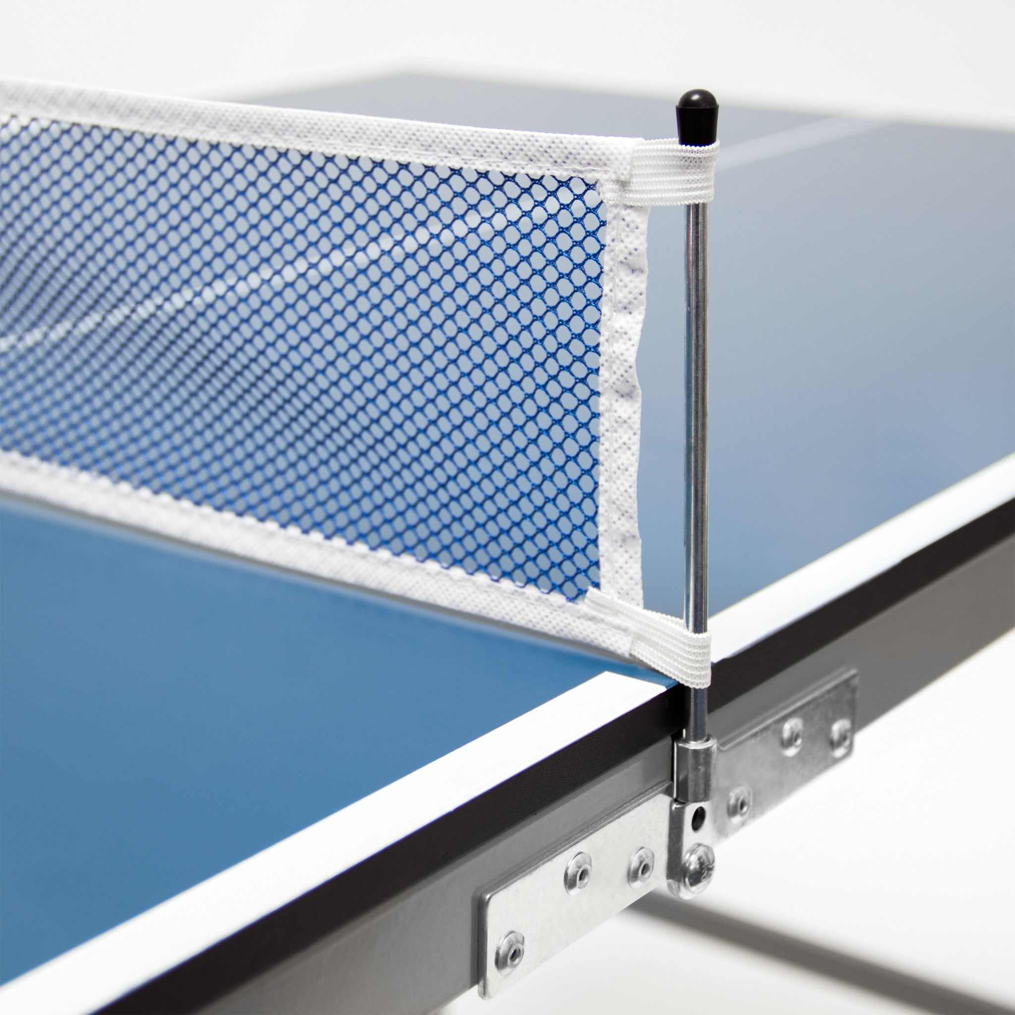 Blaues Tischtennisnetz auf einem blauen Tisch mit Metallbefestigung.