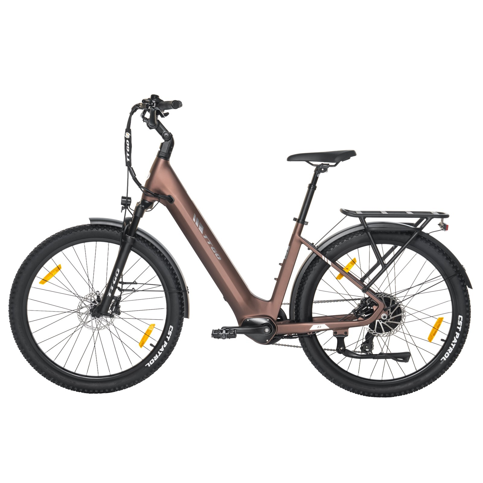 Brązowy rower elektryczny z czarnymi oponami, bagażnikiem i hamulcami tarczowymi.
