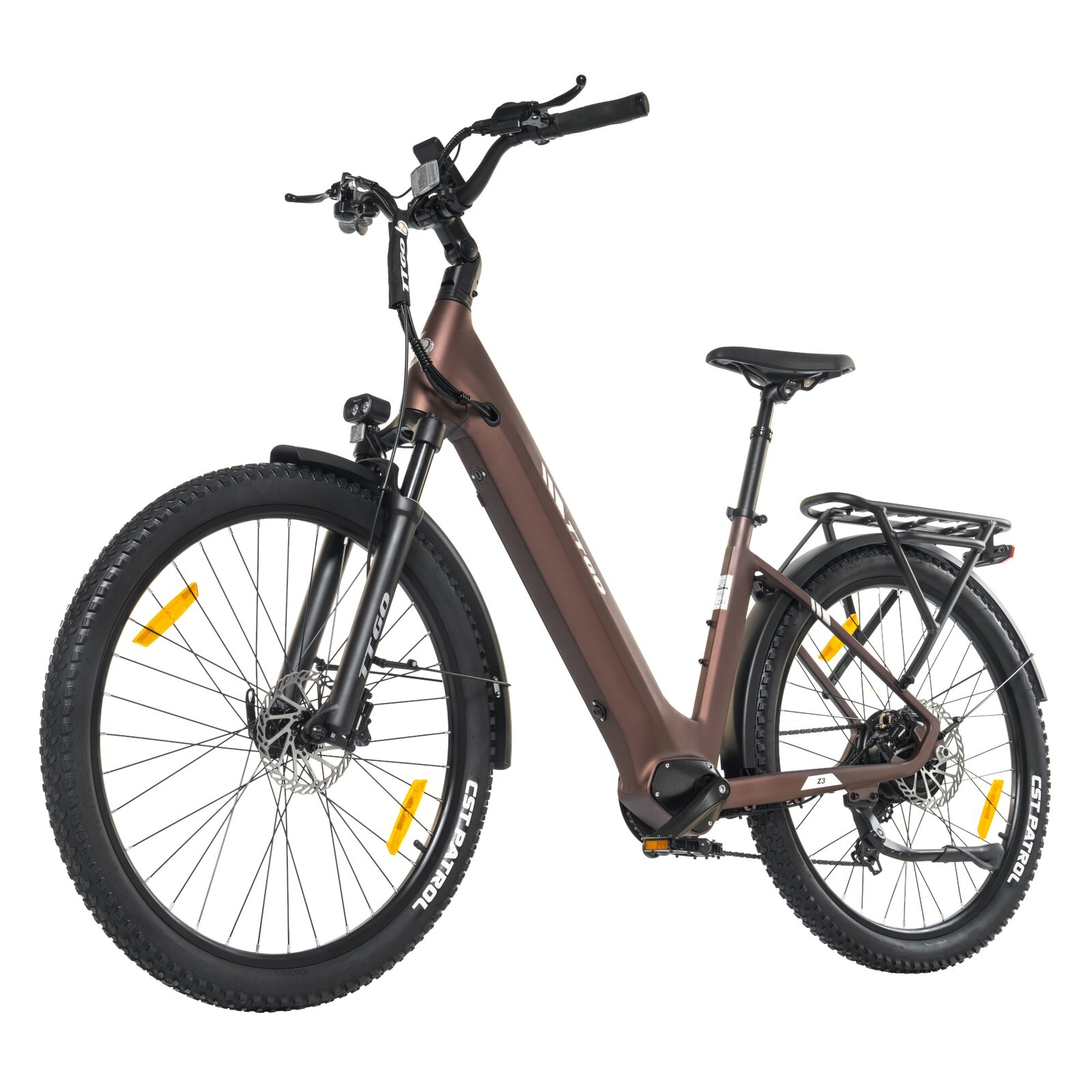 Brązowy rower elektryczny z czarnymi oponami, błotnikami i bagażnikiem.