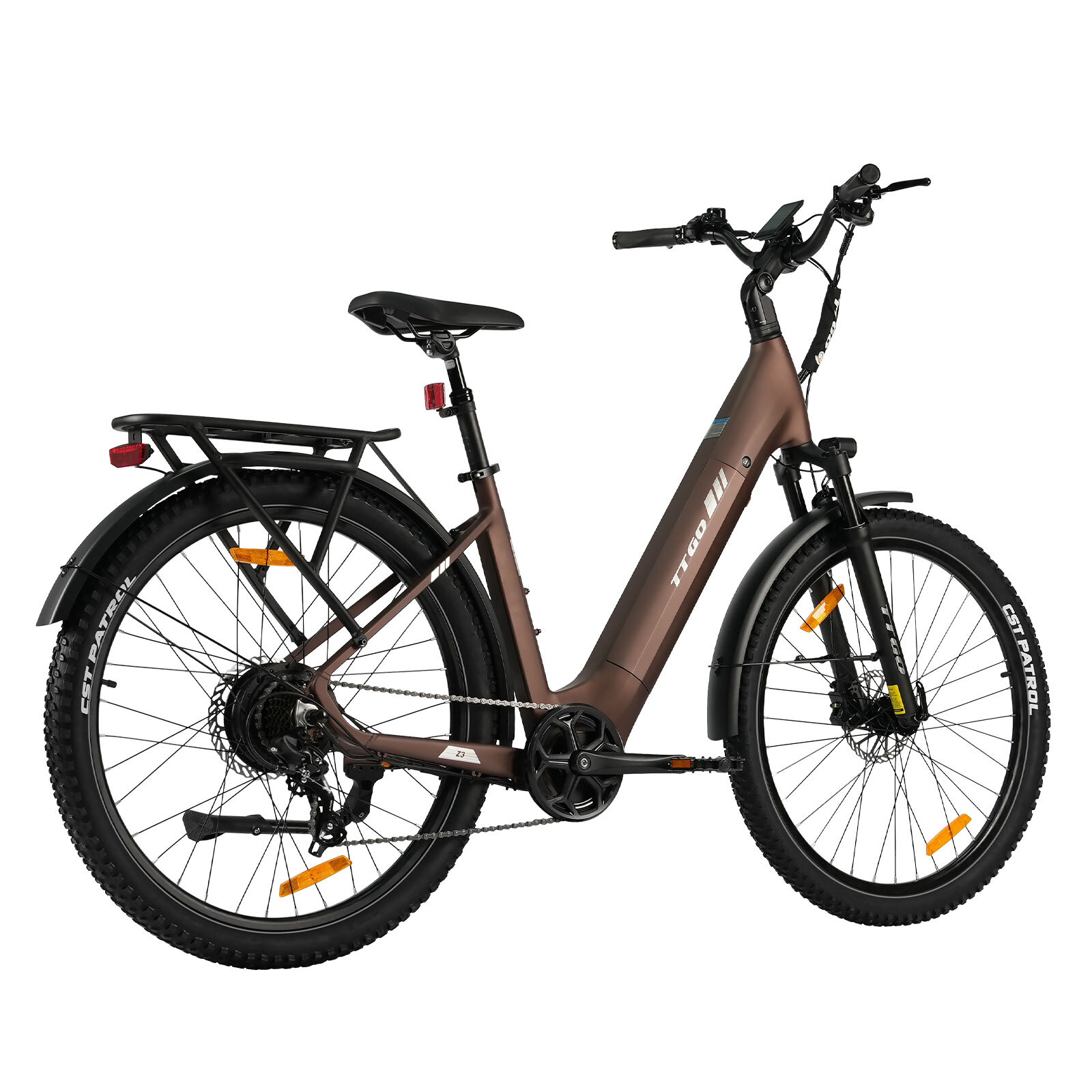 Brązowy rower elektryczny z bagażnikiem i szerokimi oponami na białym tle.