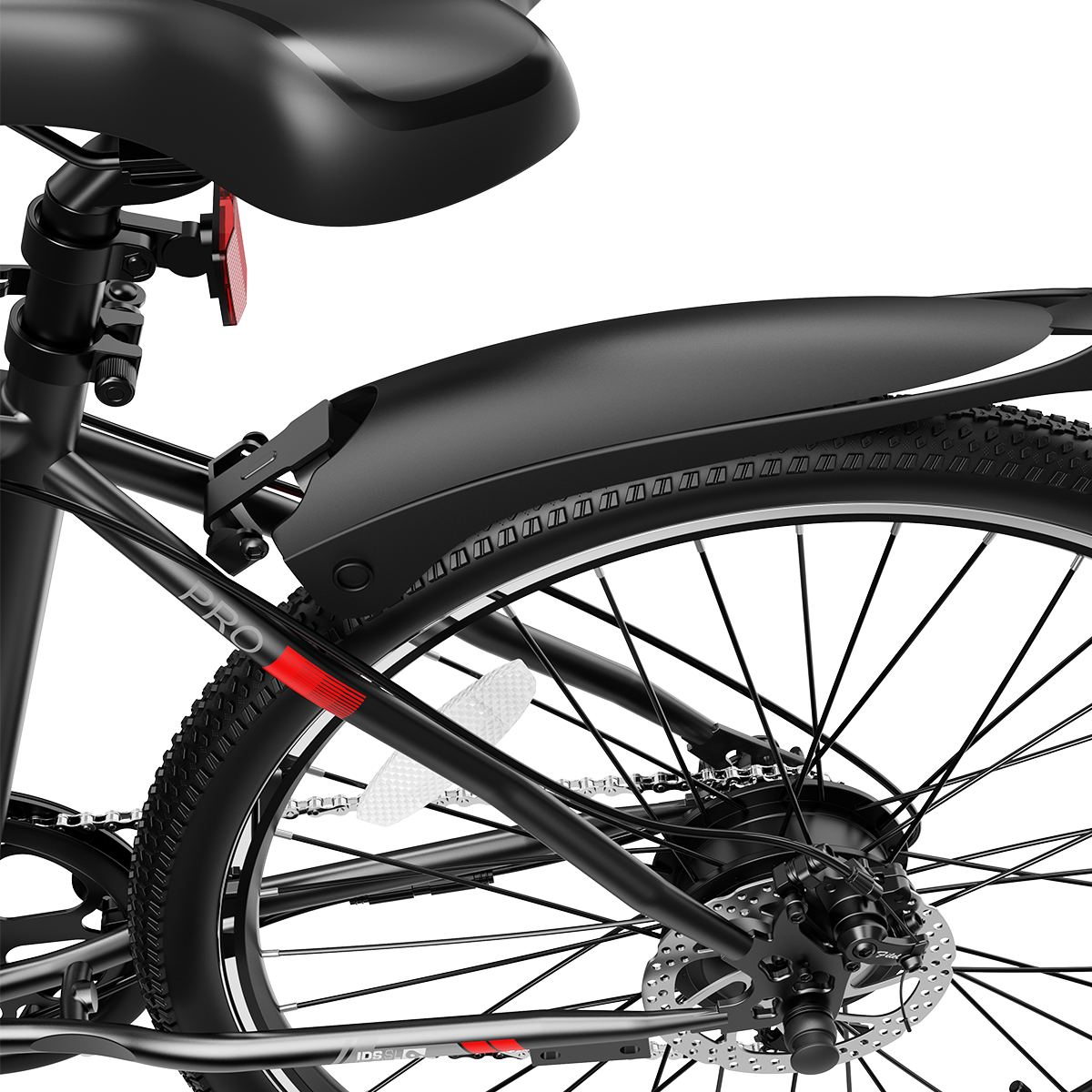 Zbliżenie czarnego roweru, skupione na tylnym kole, błotniku i siodełku.