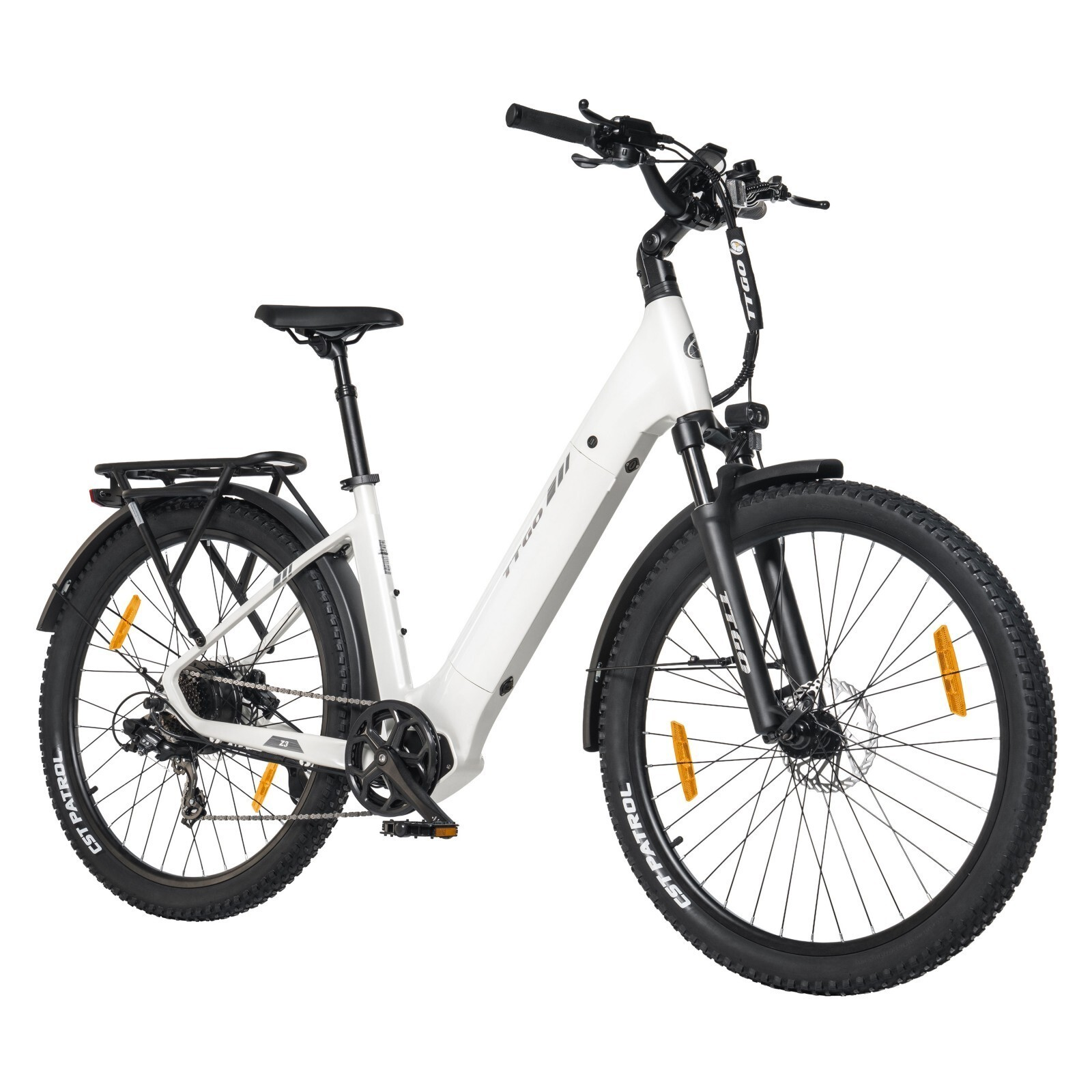 Biały rower elektryczny z czarnymi oponami, bagażnikiem i amortyzowanym widelcem.