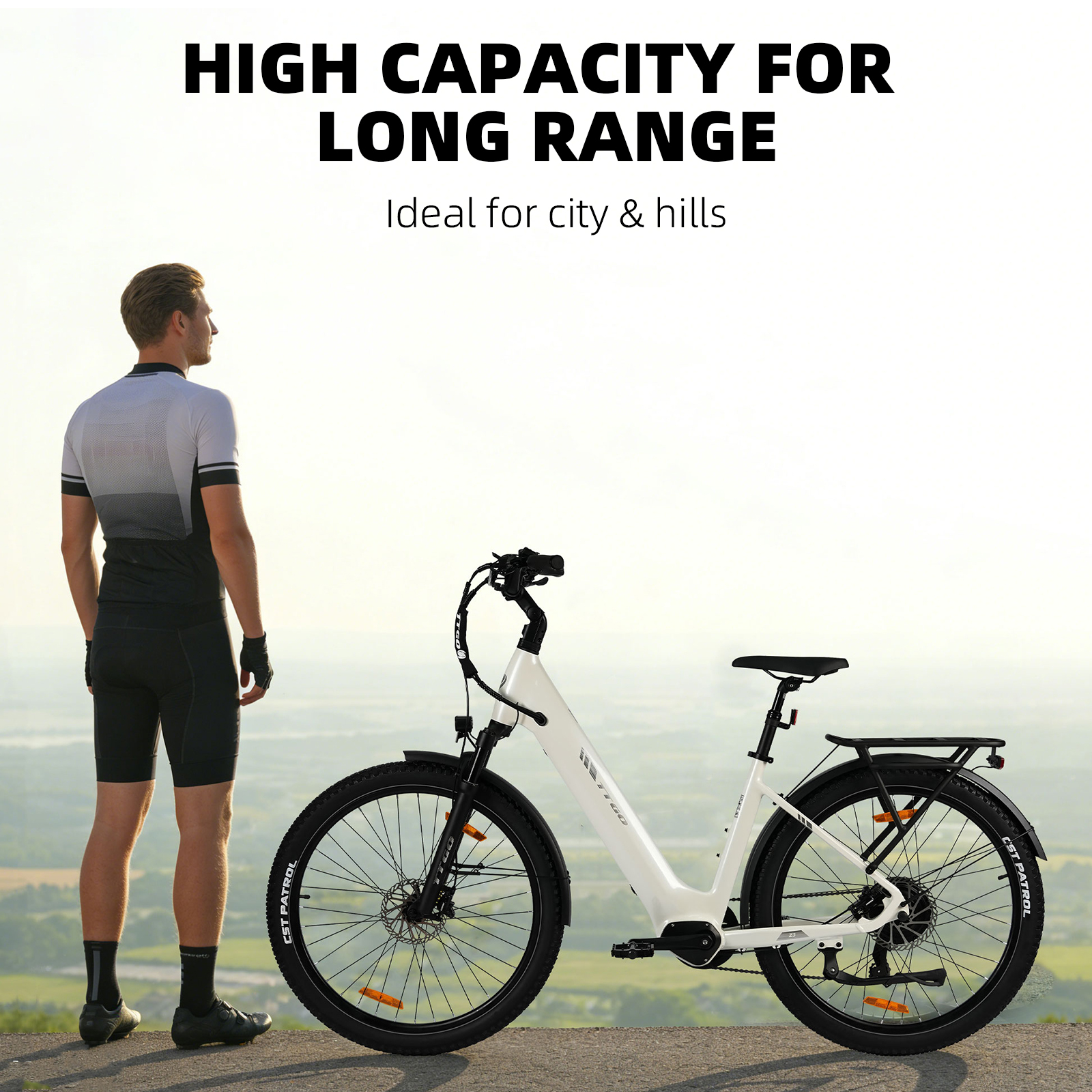 Mężczyzna w stroju kolarskim stoi obok białego roweru elektrycznego z bagażnikiem.