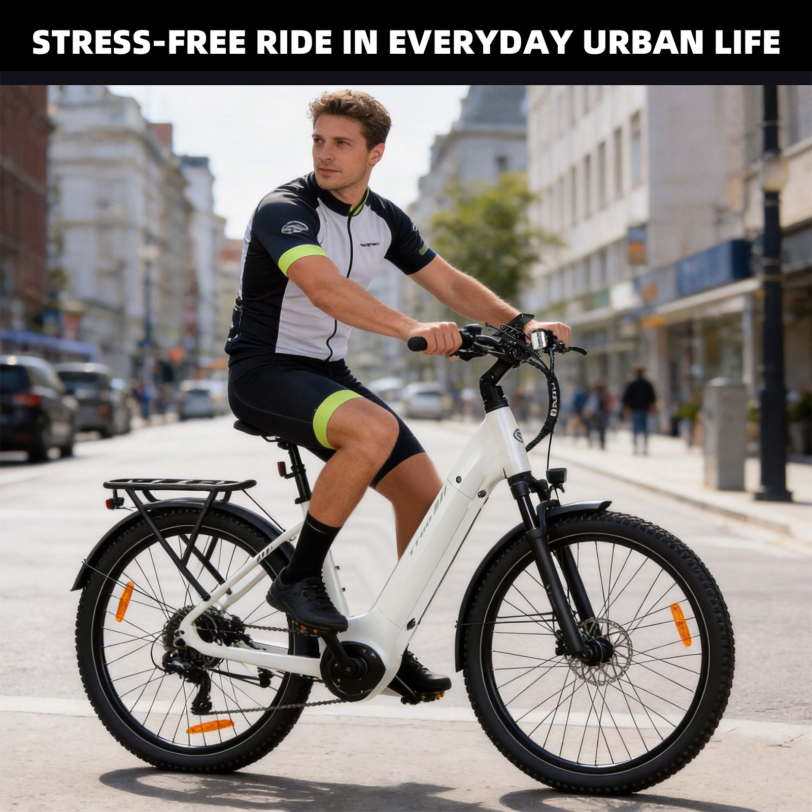 Mężczyzna w stroju kolarskim jedzie białym rowerem elektrycznym po mieście.
