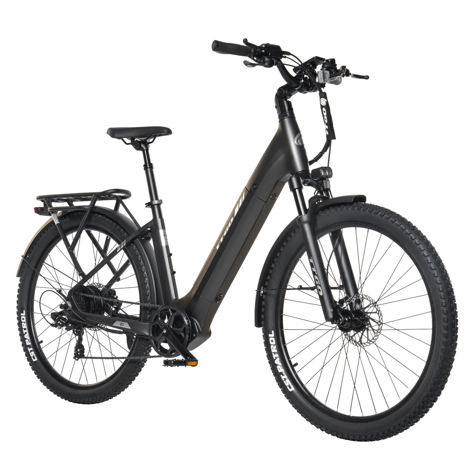 Czarny rower elektryczny z grubymi oponami, bagażnikiem i amortyzowanym widelcem.