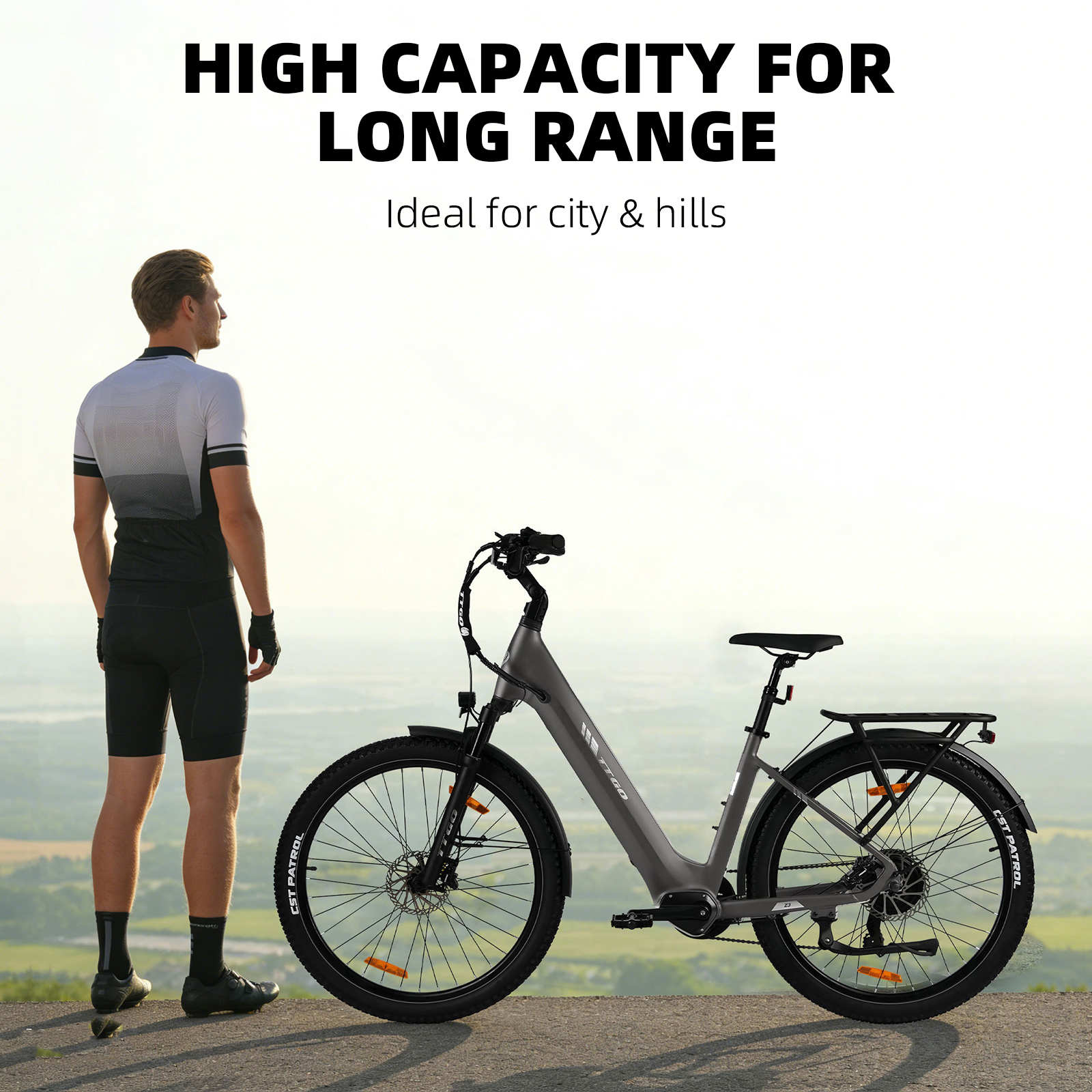 Mężczyzna w stroju kolarskim obok szarego roweru elektrycznego z bagażnikiem, patrzący na krajobraz.