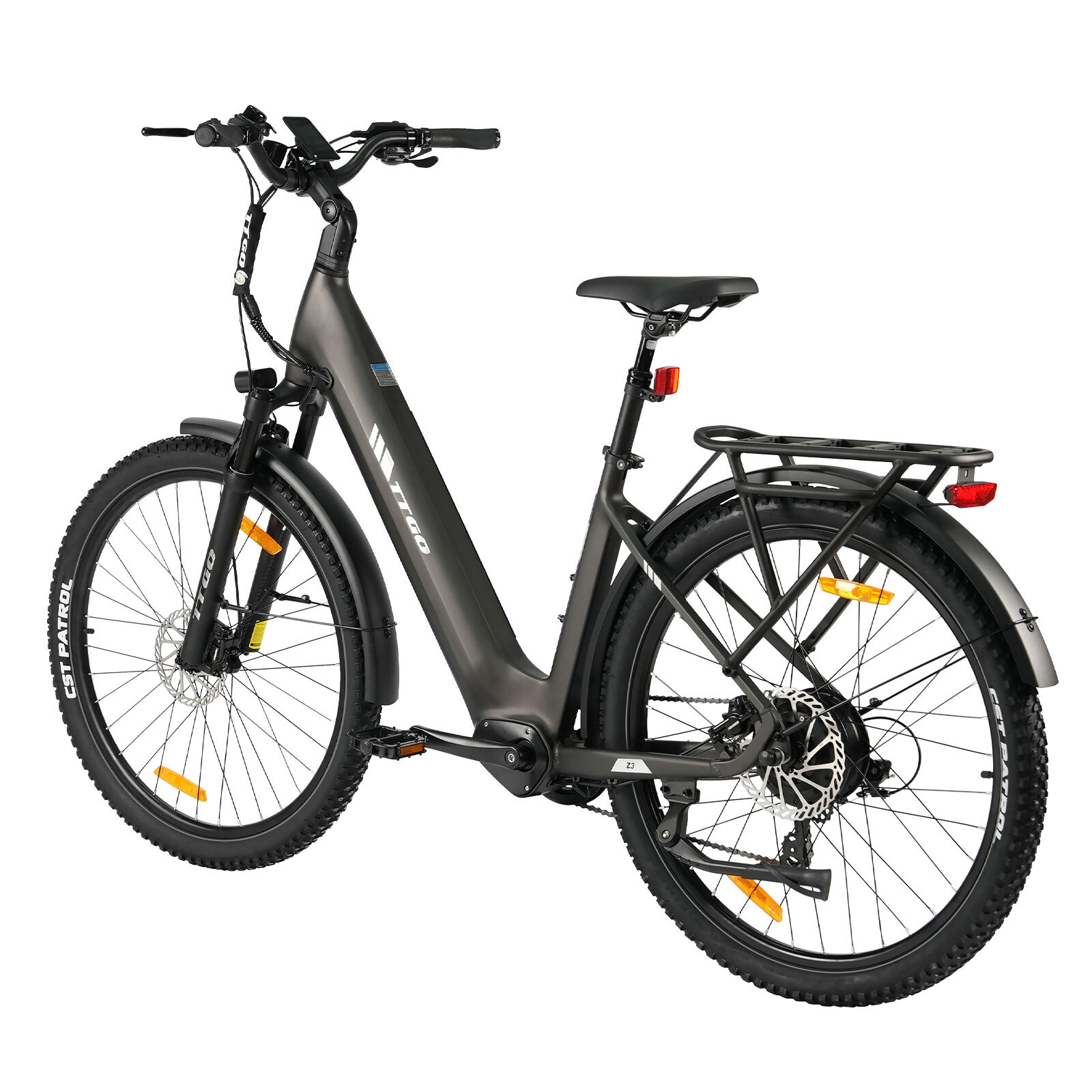 Czarny rower elektryczny z bagażnikiem, białe tło.