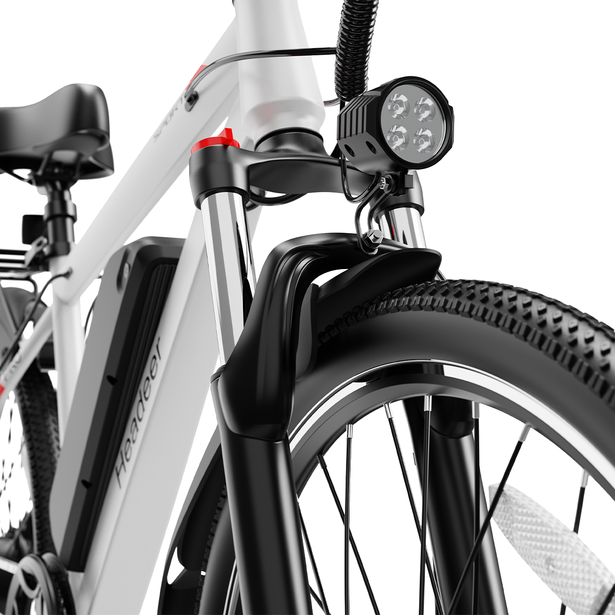 Zbliżenie białego roweru elektrycznego z czarnym siodełkiem, światłem i oponami.