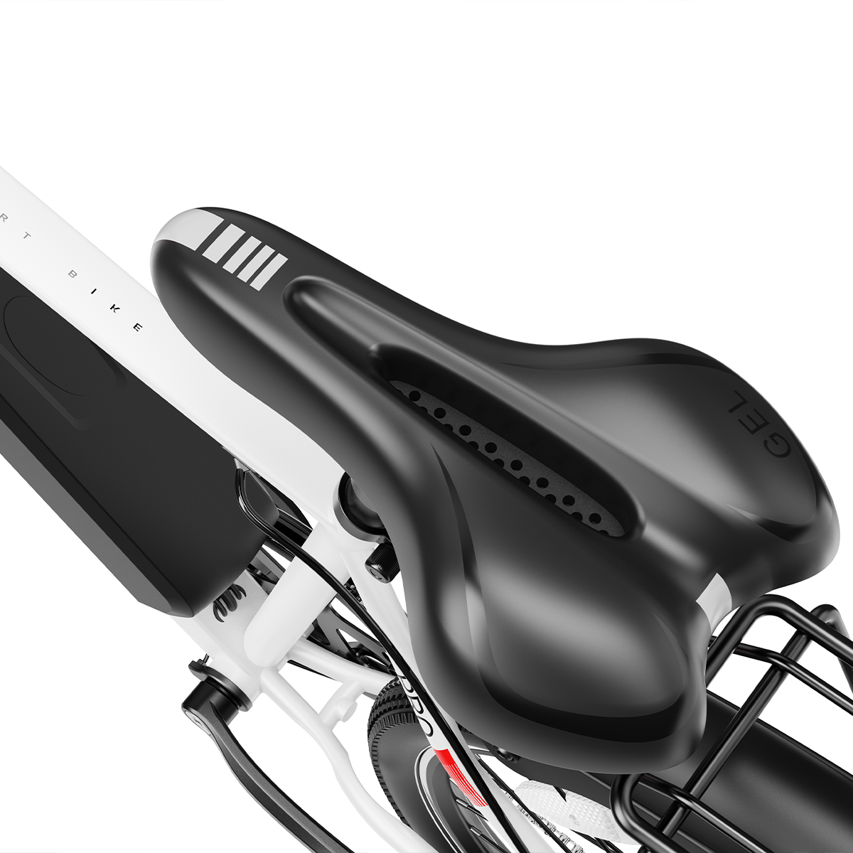 Zbliżenie białej ramy roweru z czarnym siodełkiem i bagażnikiem.