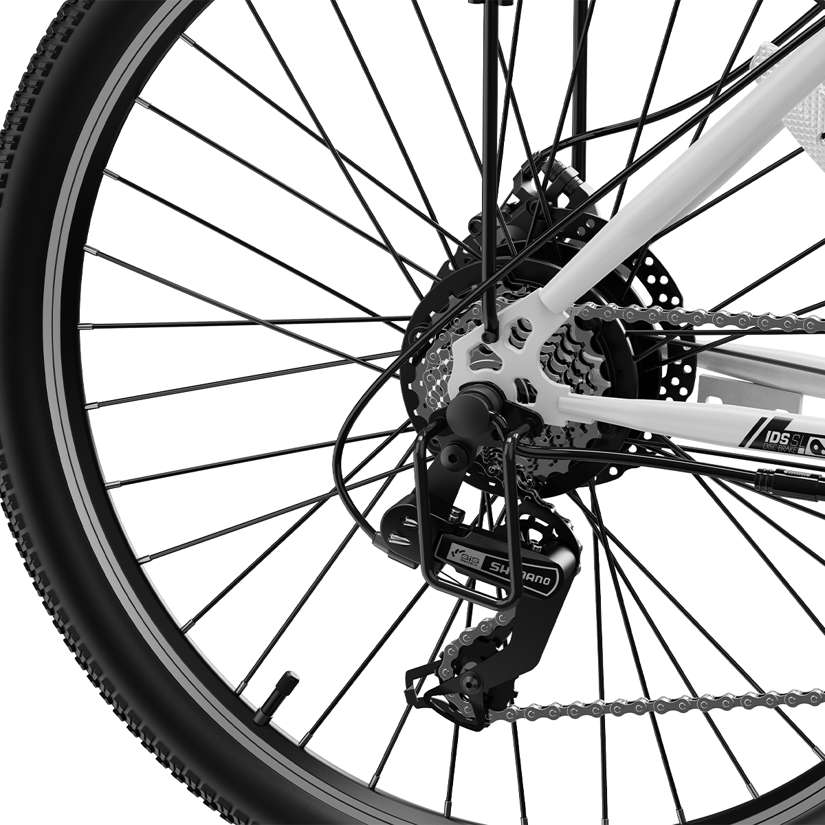 Zbliżenie tylnego koła białego roweru, widoczne zębatki, łańcuch i szprychy.