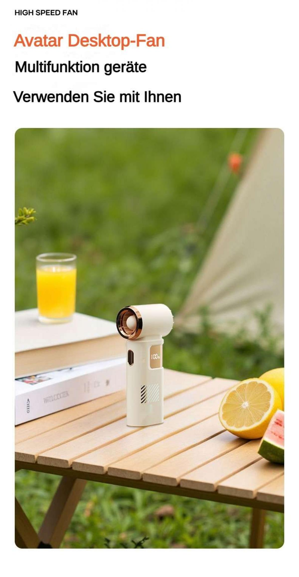 Ein weißer Ventilator mit goldenen Akzenten steht auf einem Holztisch im Freien.