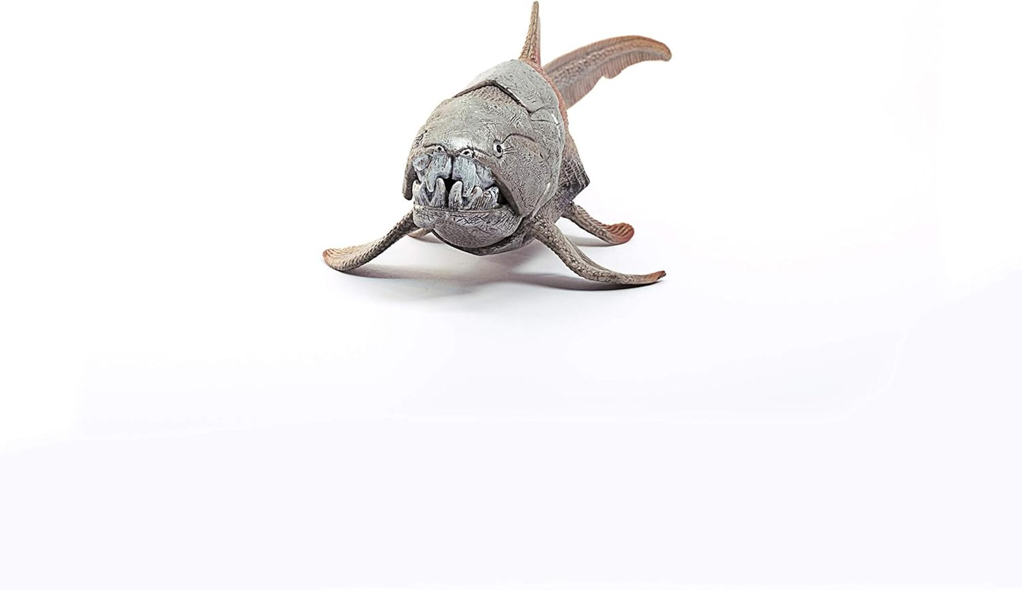 Un modello grigio di un pesce preistorico con grandi denti.
