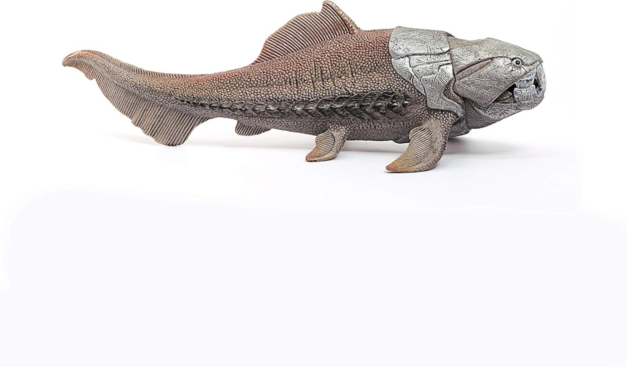 Un pesce preistorico con testa corazzata e corpo squamoso, su sfondo bianco.