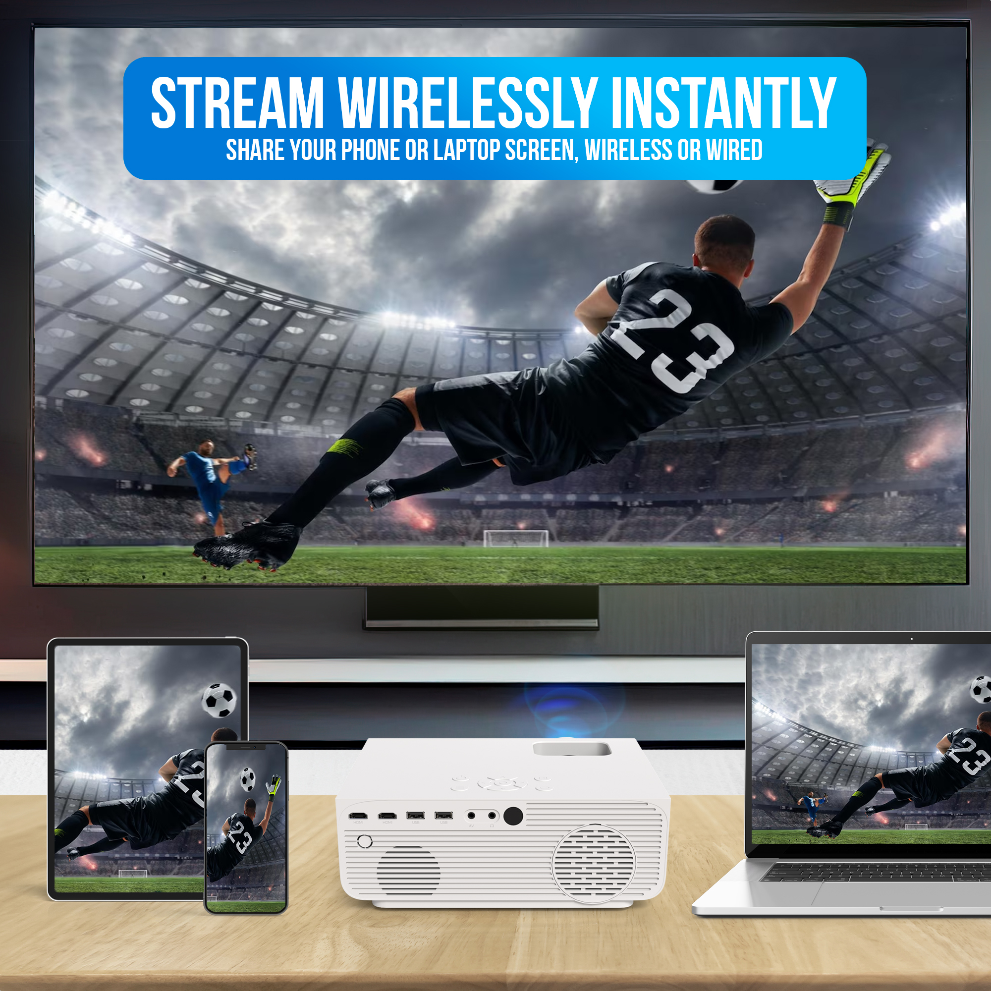 Un projecteur, ordinateur portable, tablette et smartphone affichent un match de foot. Streaming sans fil.