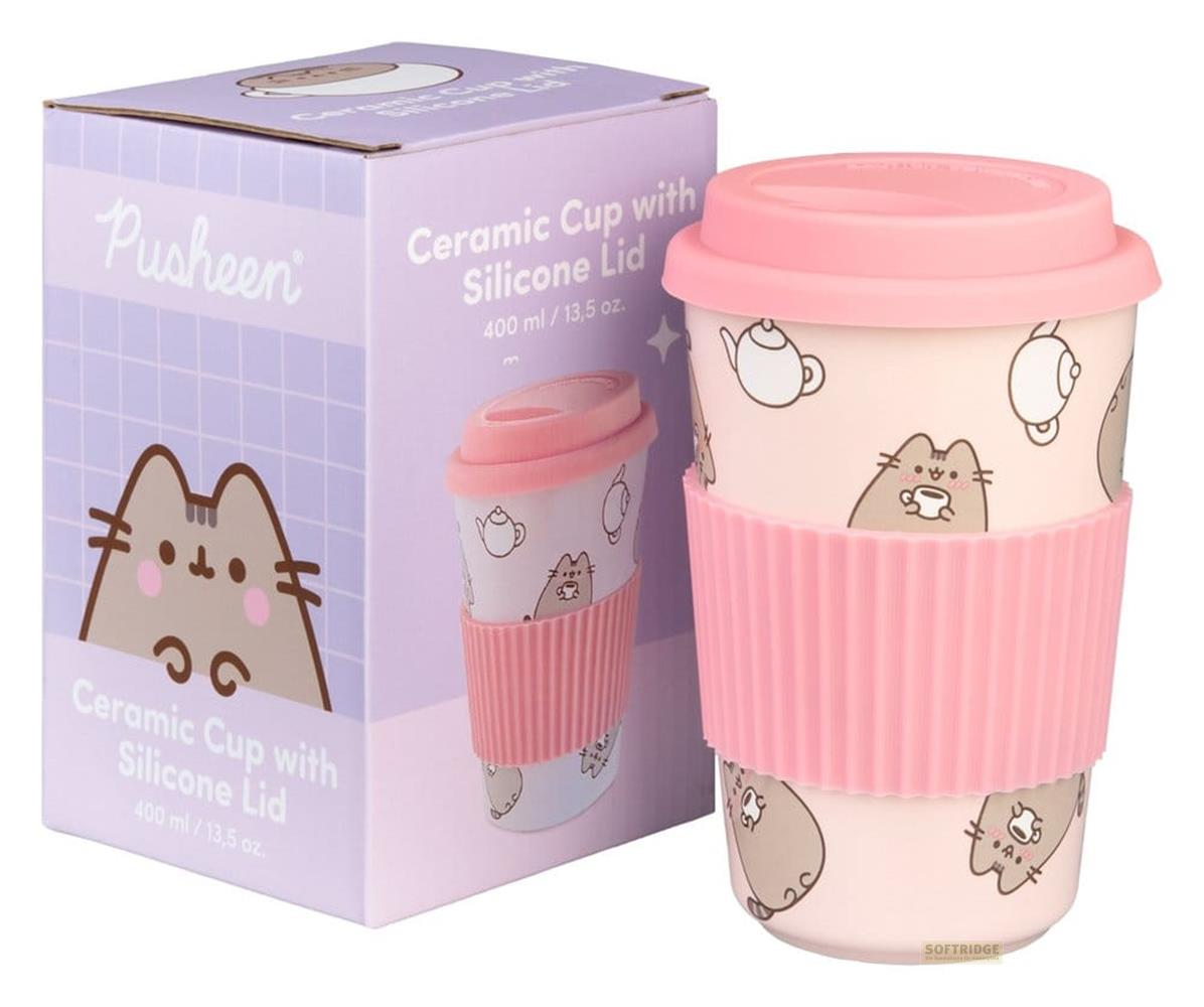 Pusheen Keramiktasse mit Silikondeckel, rosa gerippt, mit süßen Katzenmotiven.