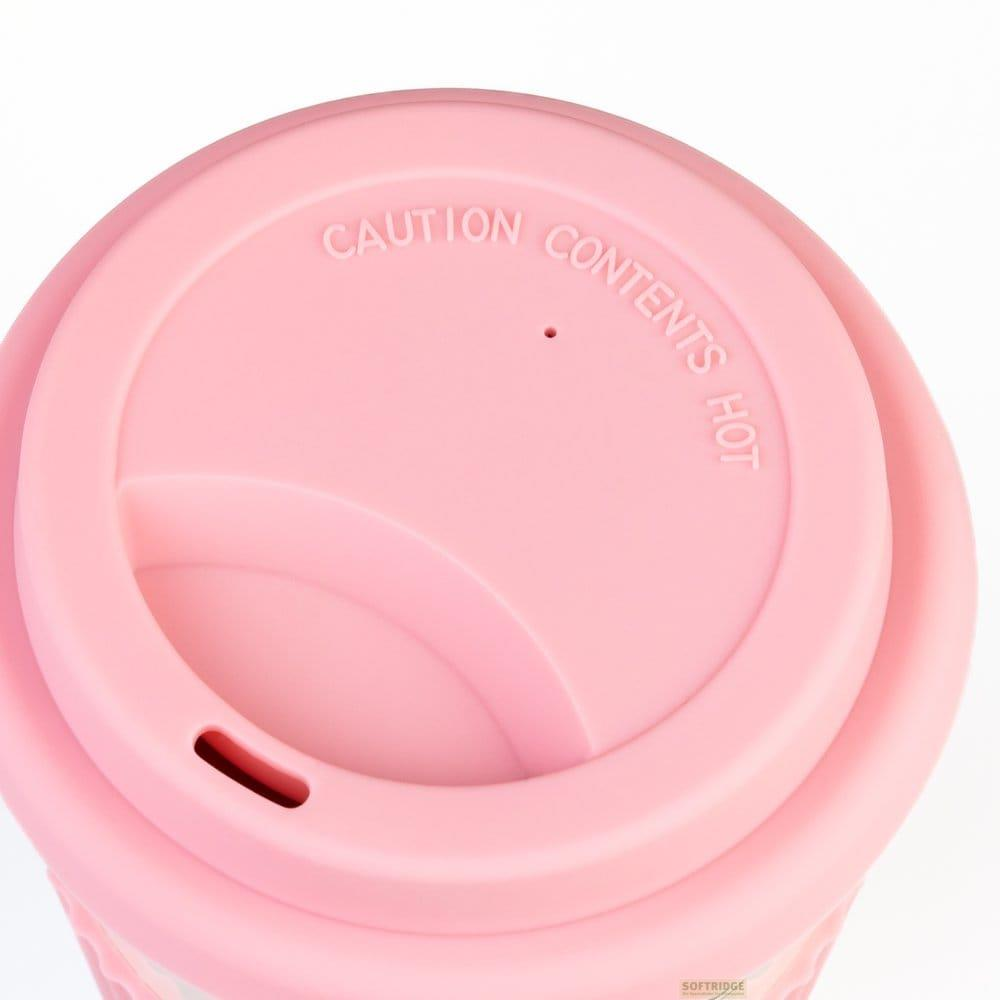 Ein rosa Becherdeckel mit der Aufschrift "CAUTION CONTENTS HOT".