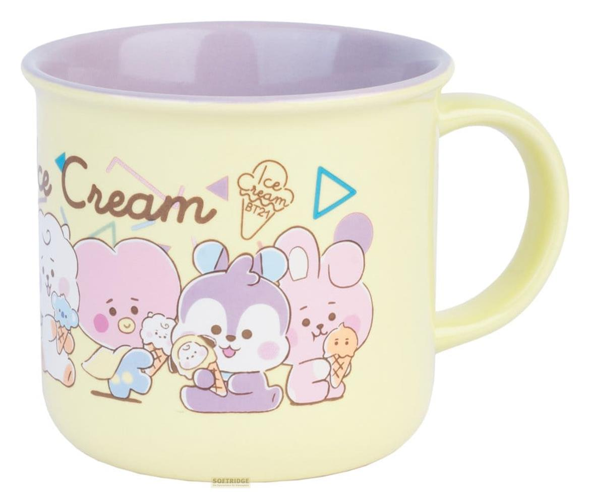 Ein gelber Becher mit lila Innenseite, verziert mit BT21-Figuren und Eiscreme.