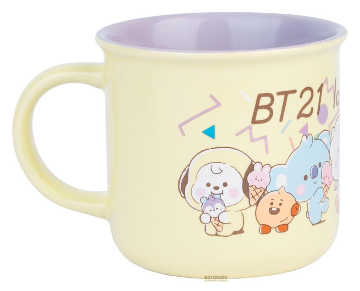 Helle gelbe Tasse mit BT21-Figuren und Eiscreme-Motiven.