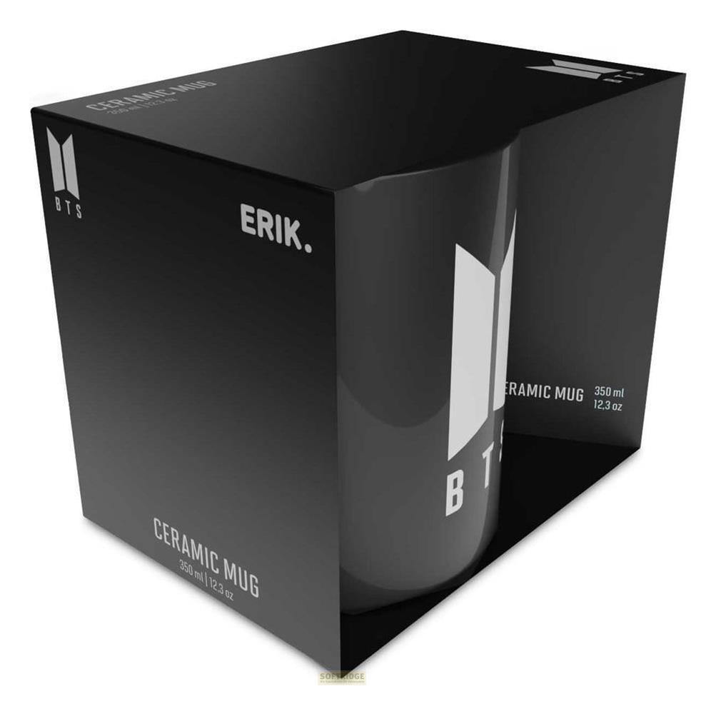 Schwarze Verpackung mit einem weißen BTS-Logo und Text. Enthält eine Keramiktasse.