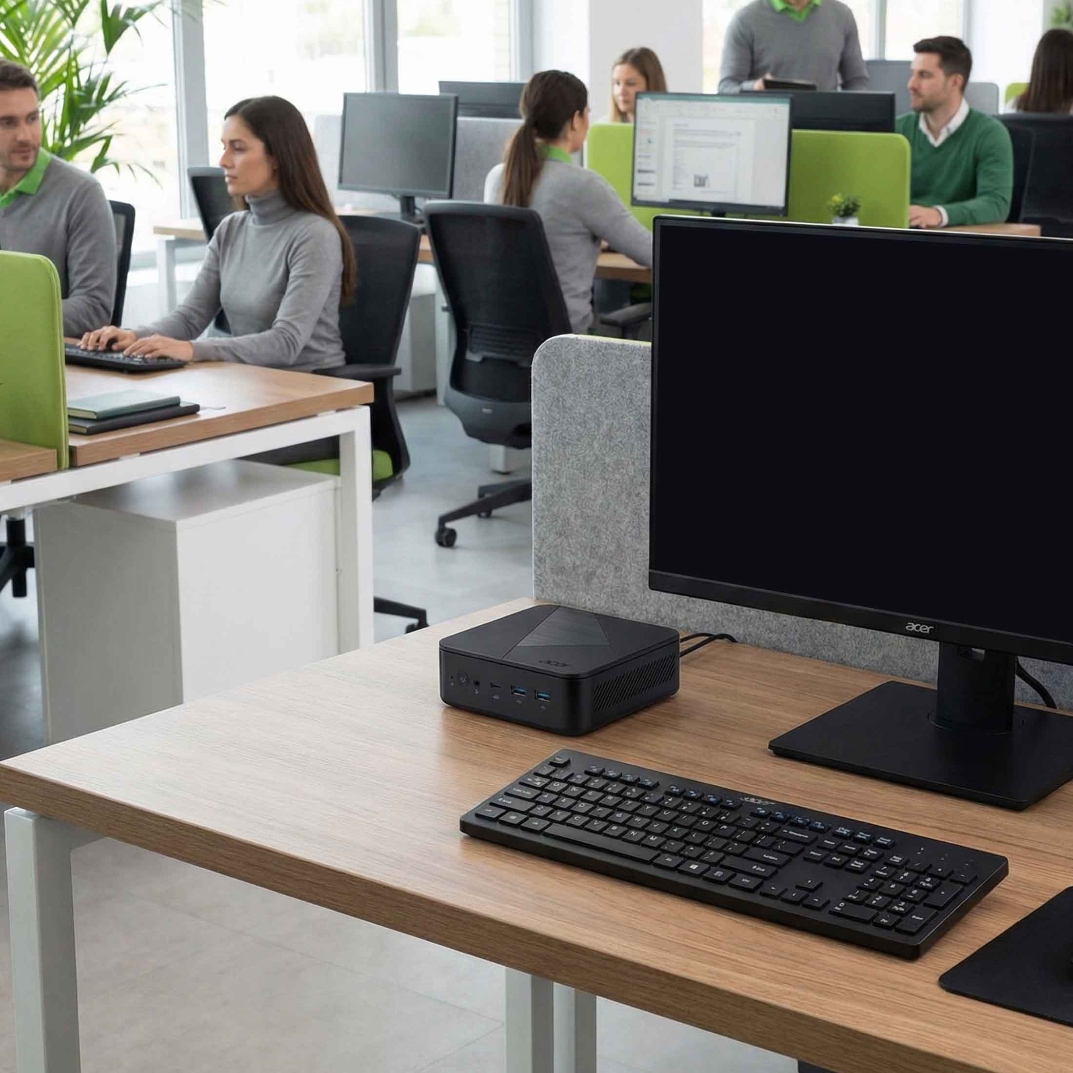 Ein modernes Büro mit mehreren Personen, die an Computern arbeiten.