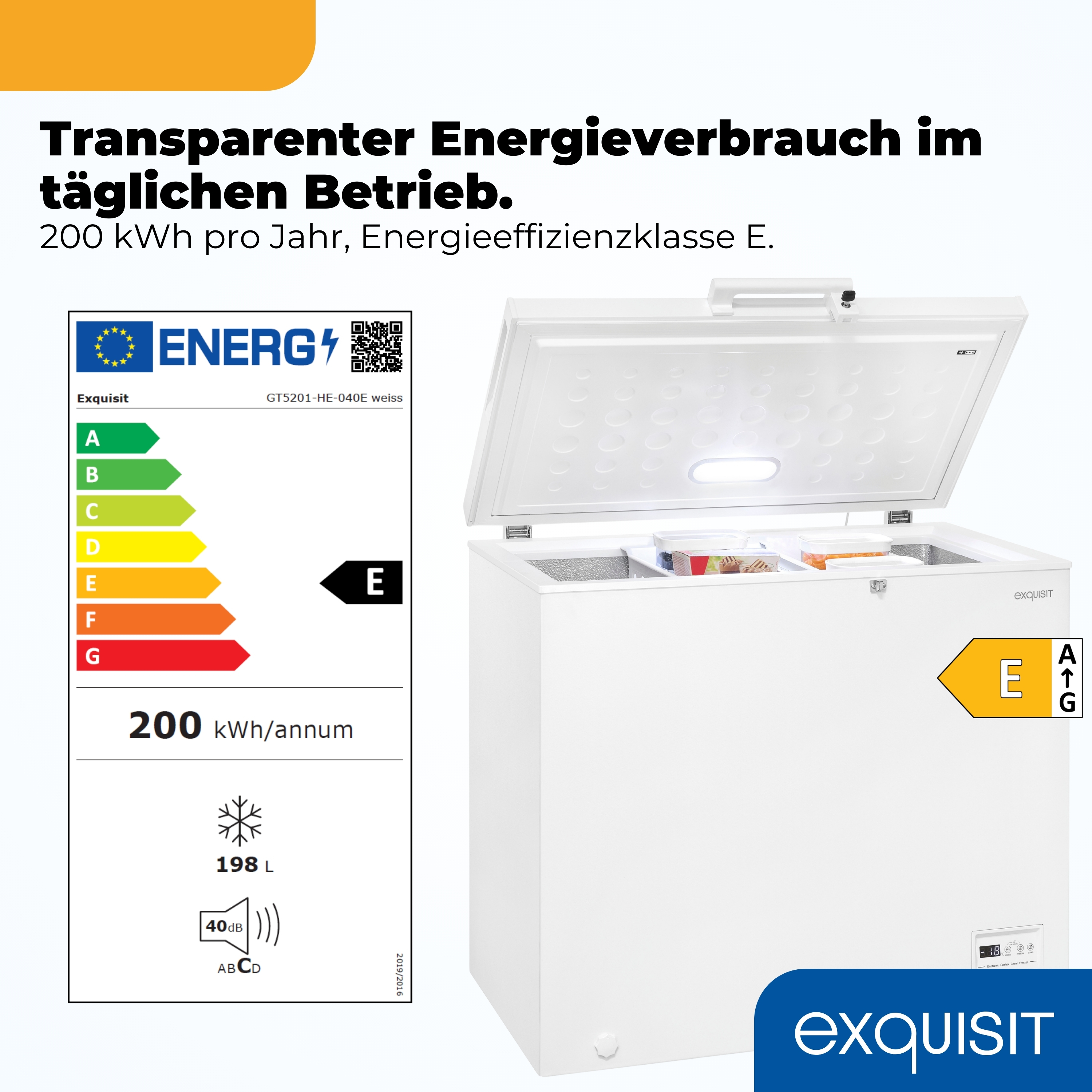 Ein weißer Truhengefrierschrank mit Energieeffizienzlabel E und offenem Deckel.