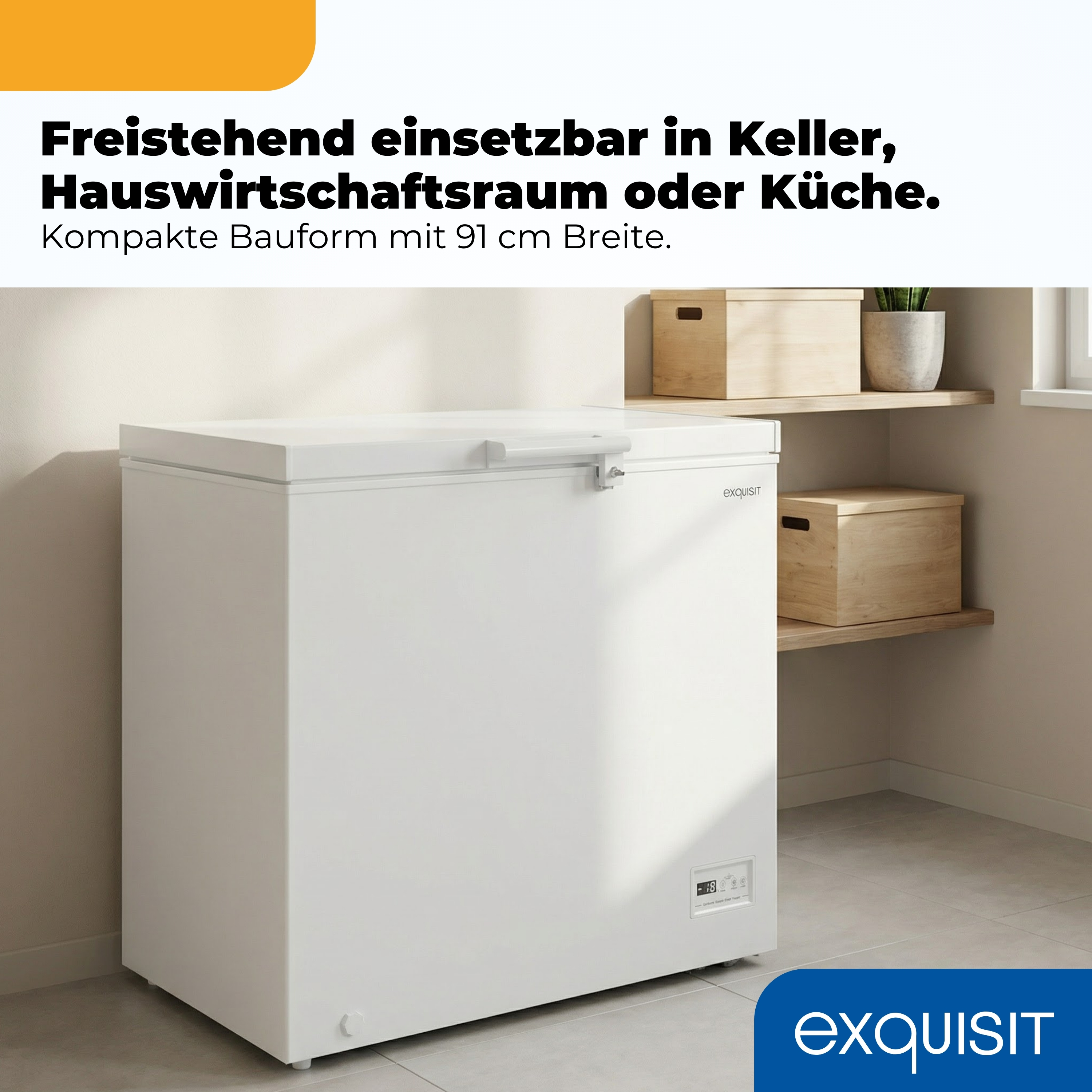 Ein weißer Gefrierschrank steht im Raum mit Holzboxen auf einem Regal.