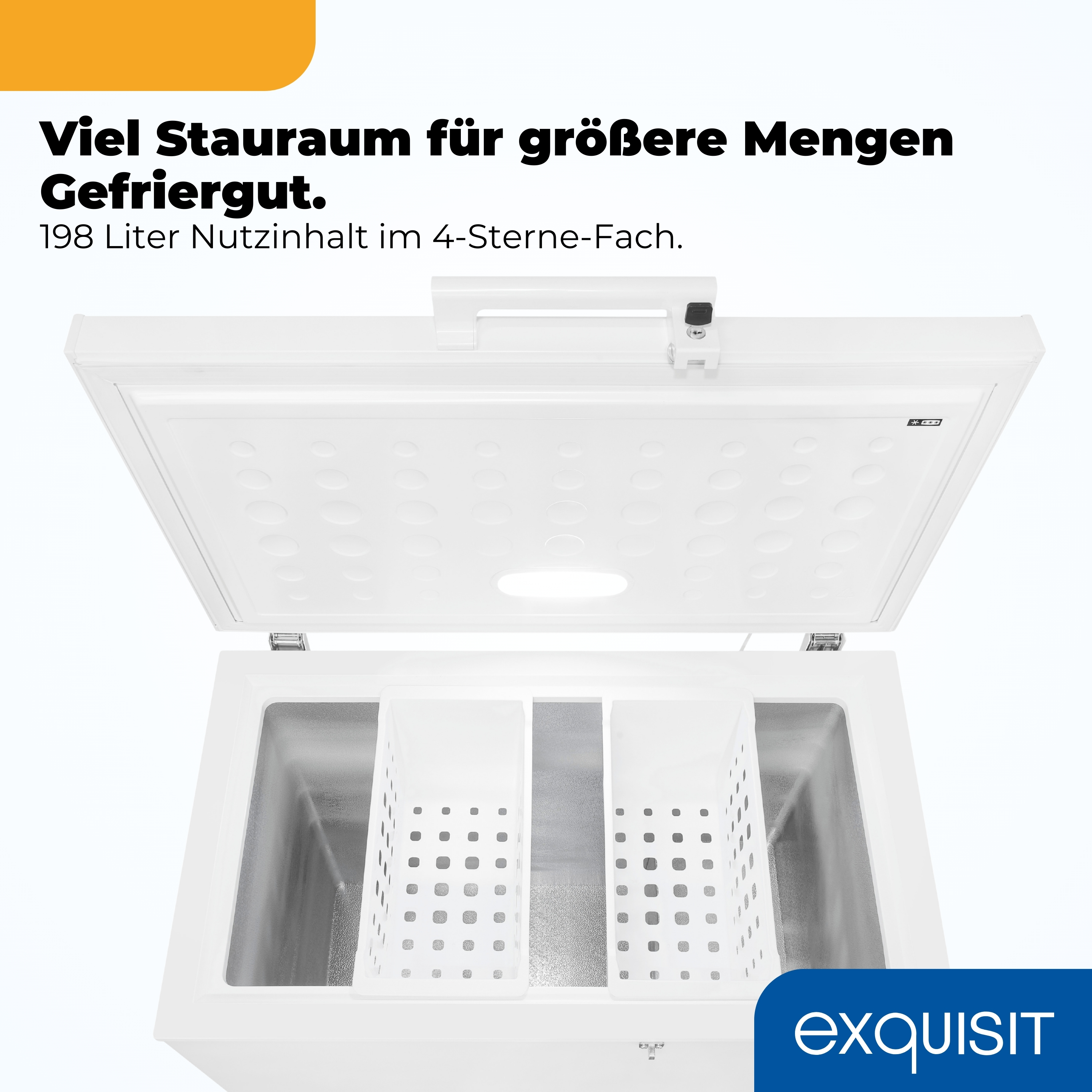 Offener weißer Gefrierschrank mit Körben und Beleuchtung. Viel Stauraum.