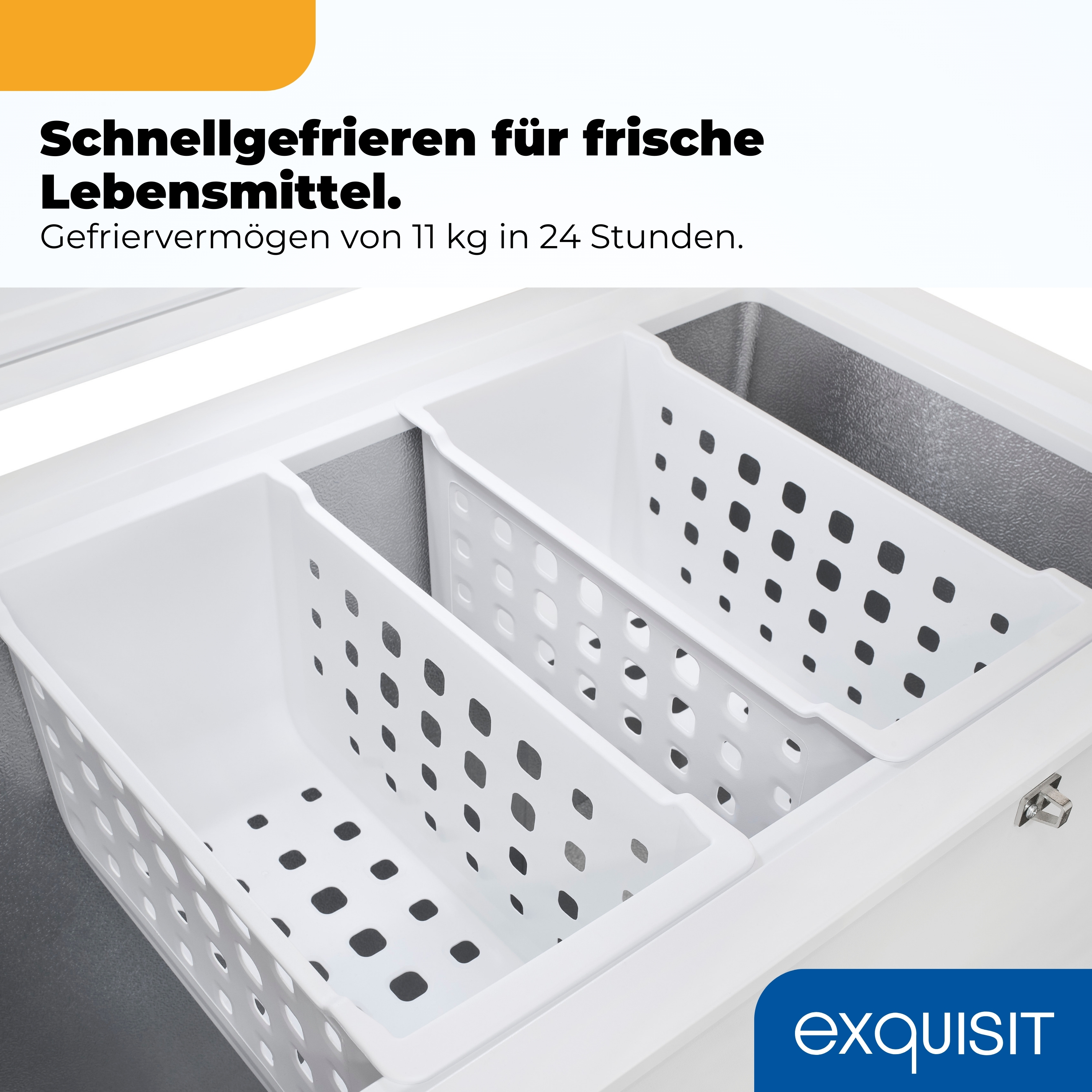 Innenansicht eines Gefrierschranks mit drei weißen Körben für Lebensmittel.