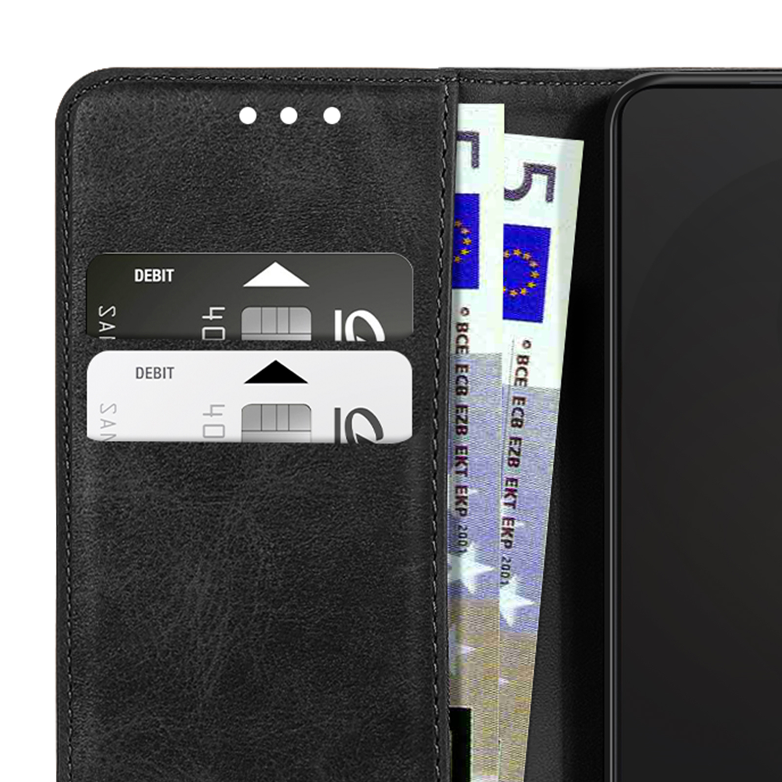 Portafoglio nero con due carte di debito e banconote da 5 euro.