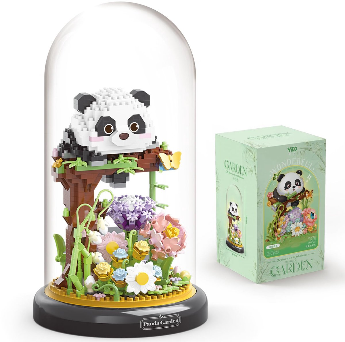 Ein Panda-Miniblock-Modell sitzt in einem Glasbehälter auf einem Baum über Blumen.
