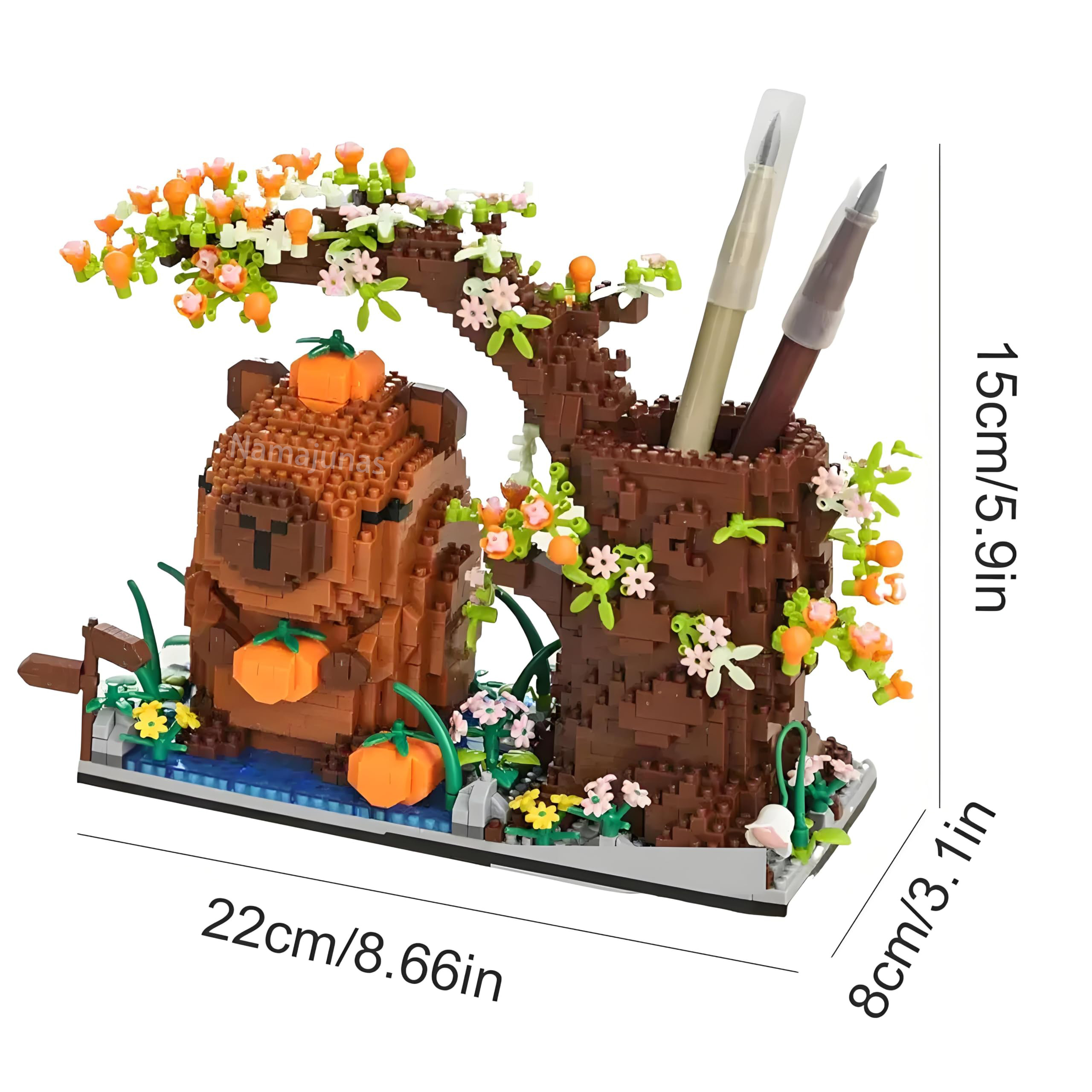 Ein Bären-Stiftehalter aus Lego-Steinen mit Bäumen, Blumen und Kürbissen.