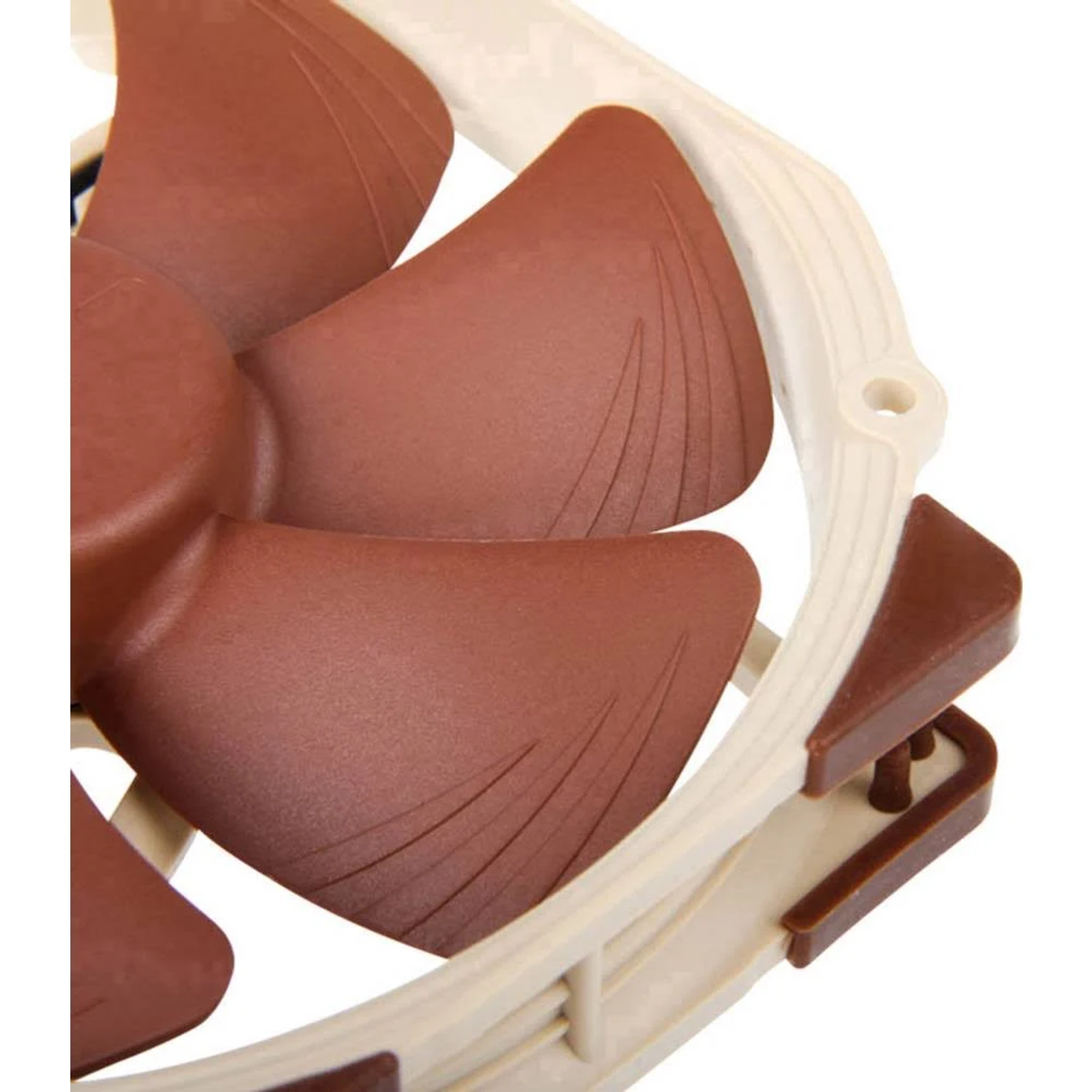 Brązowy wentylator z kremową ramką, zbliżenie.