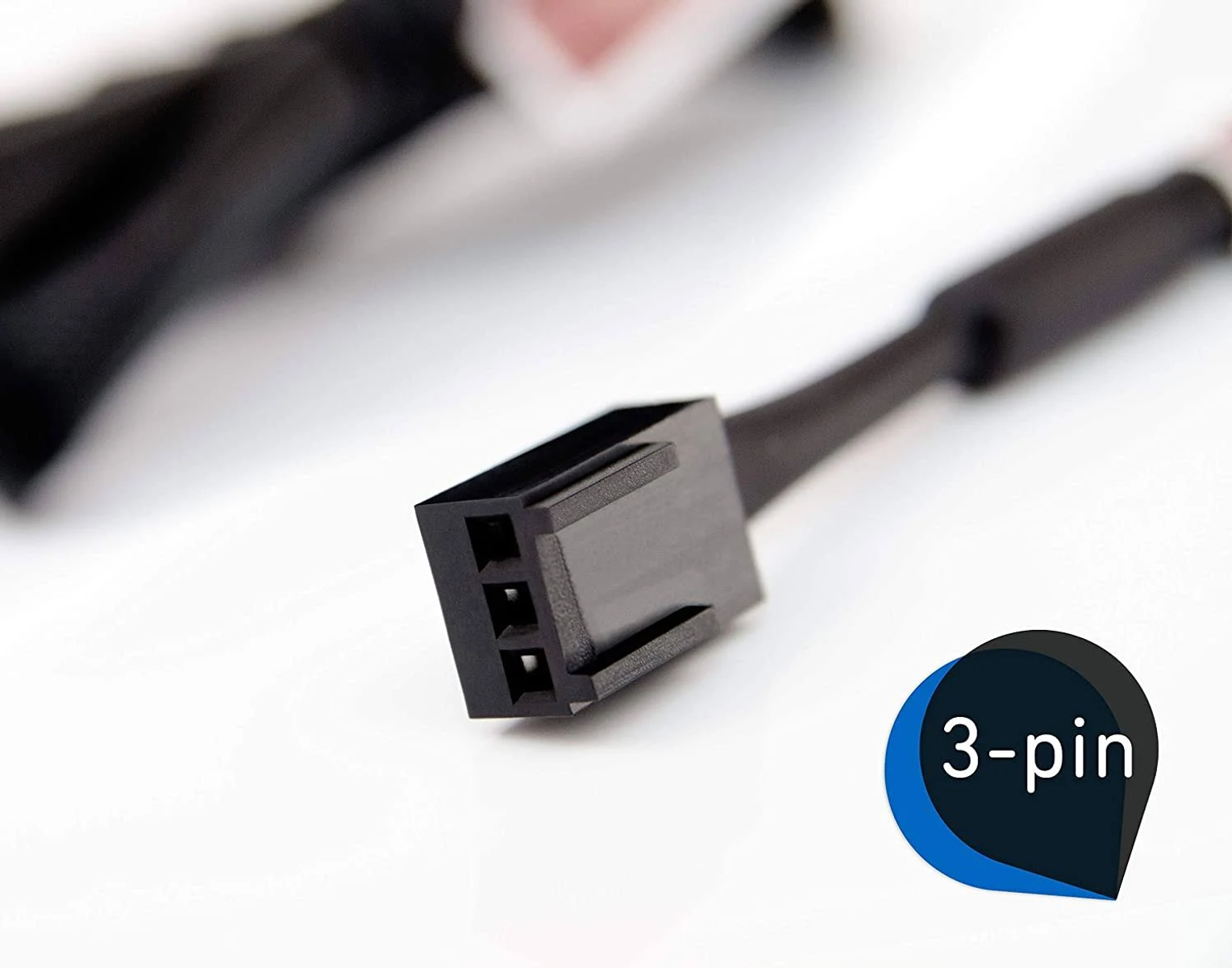 Czarny złącz 3-pinowy z kablami na białym tle.