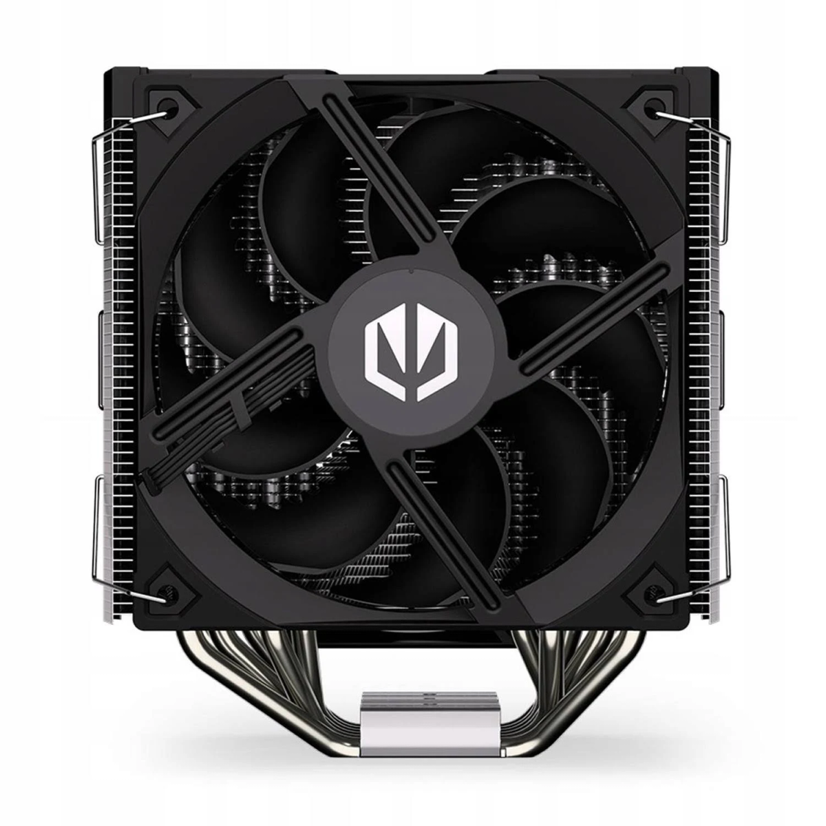 Czarny cooler CPU z wentylatorem i srebrnymi rurkami cieplnymi, biała naklejka z logo.