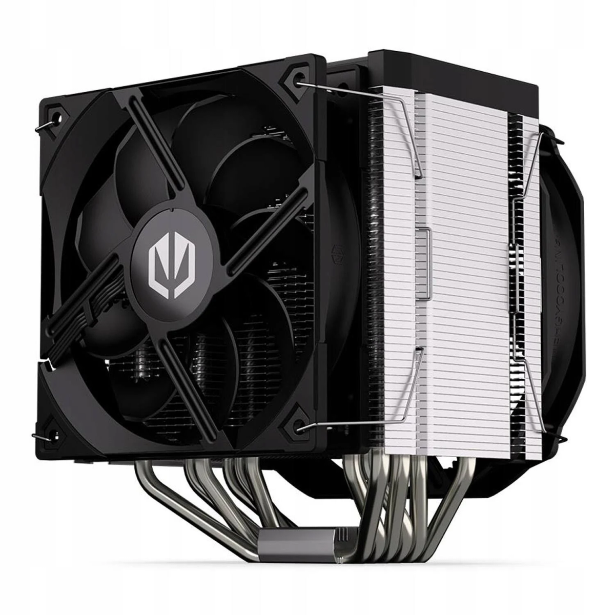 Czarny cooler CPU z srebrnymi rurkami cieplnymi i wentylatorem, biały radiator.