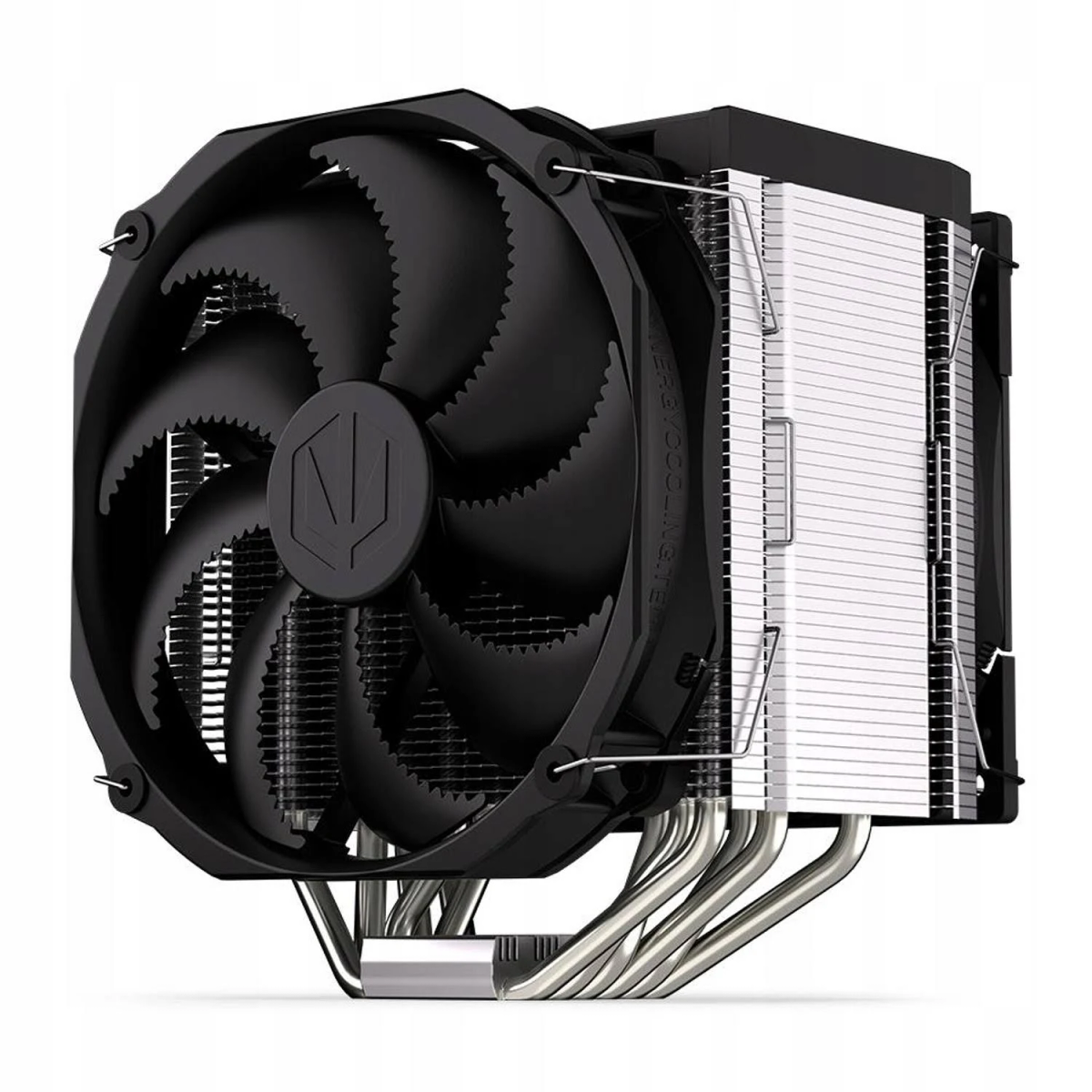 Czarna chłodnica CPU z żeberkami i miedzianymi rurkami na białym tle.