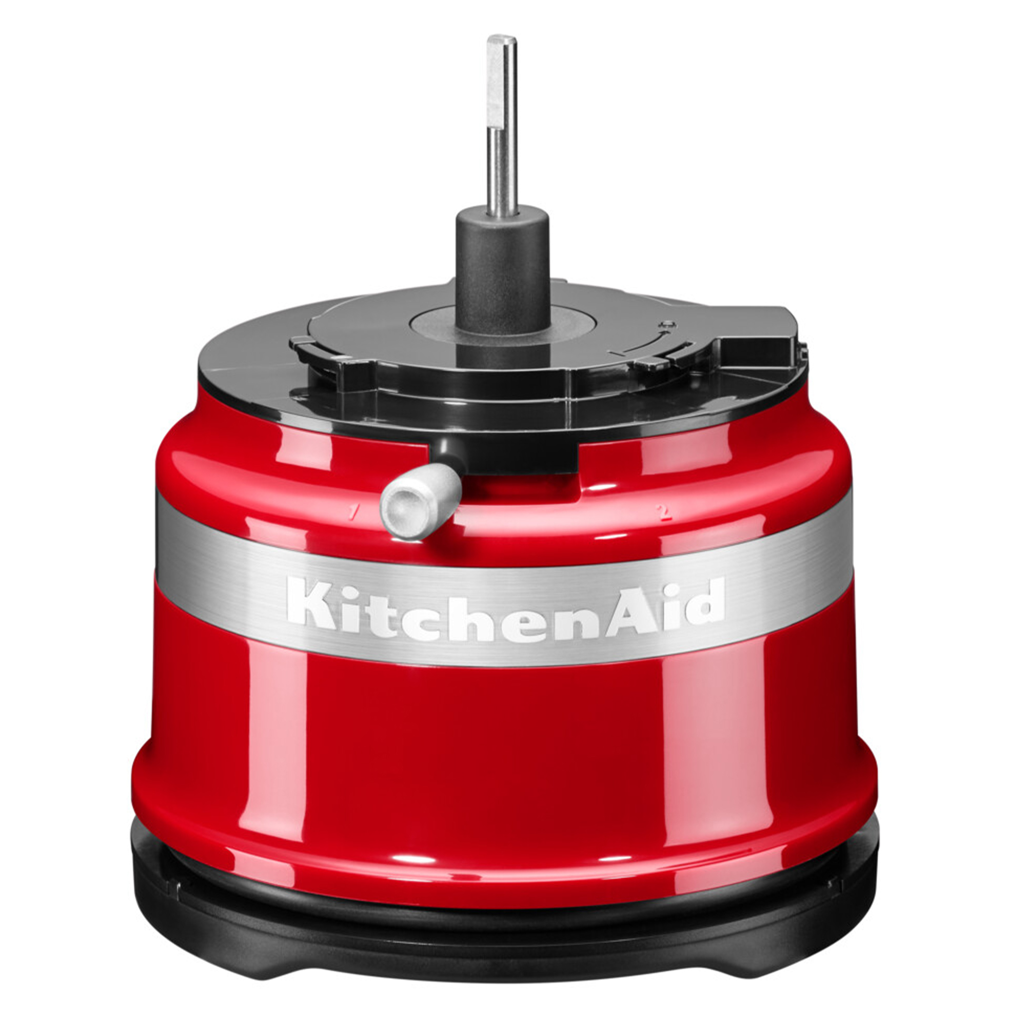 Roter KitchenAid-Aufsatz mit silbernem Band und Metallschaft.
