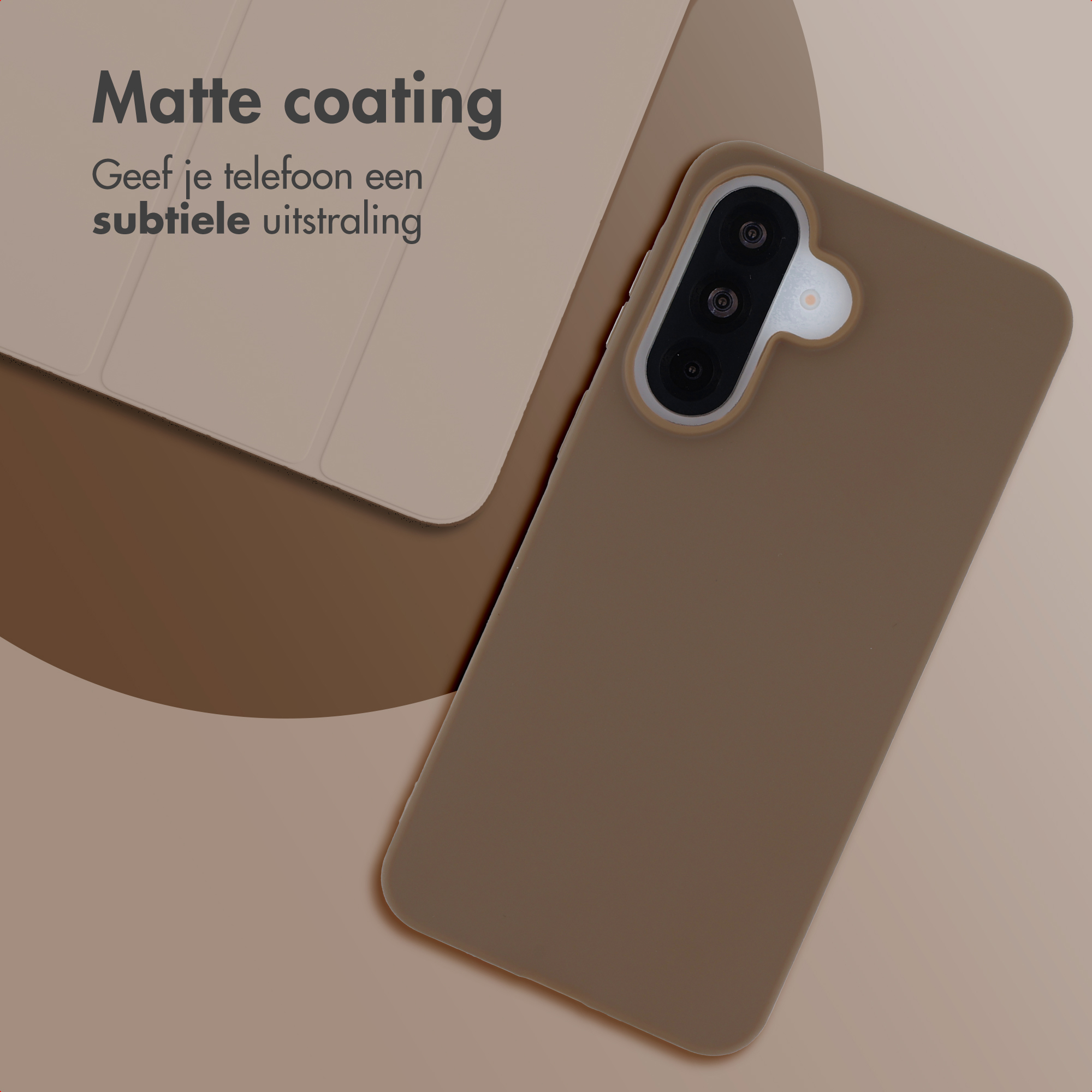 Un étui de téléphone marron avec un objectif de caméra est montré sur fond clair.