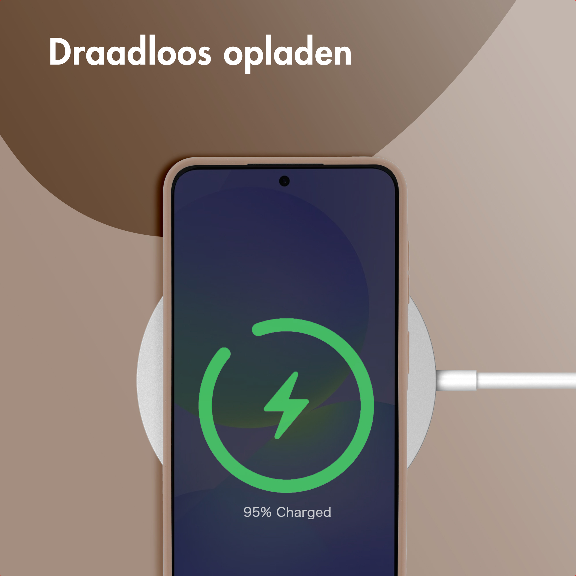 Un smartphone se charge sans fil, 95% chargé.