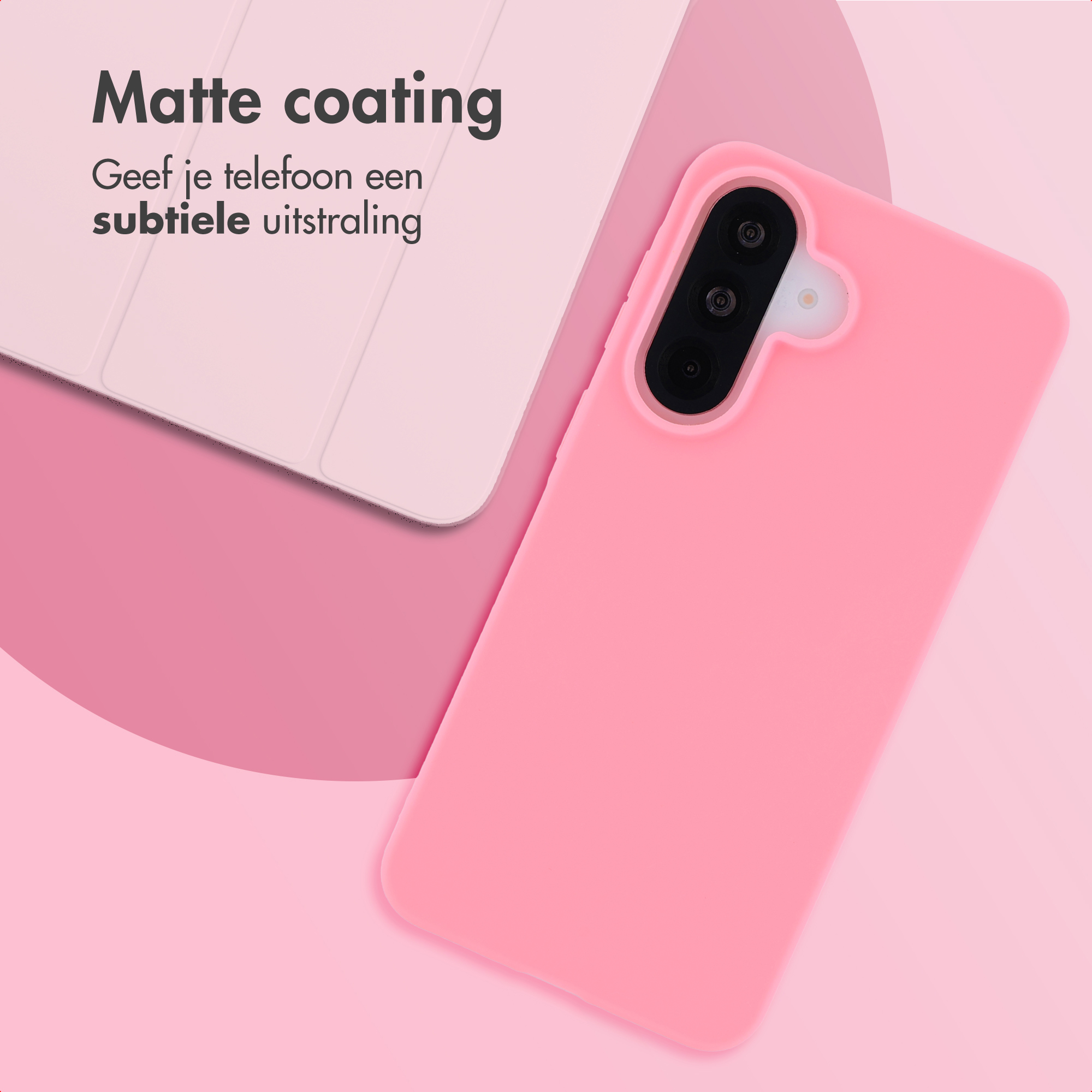 Een roze telefoonhoesje ligt naast een lichtroze tablethoesje.