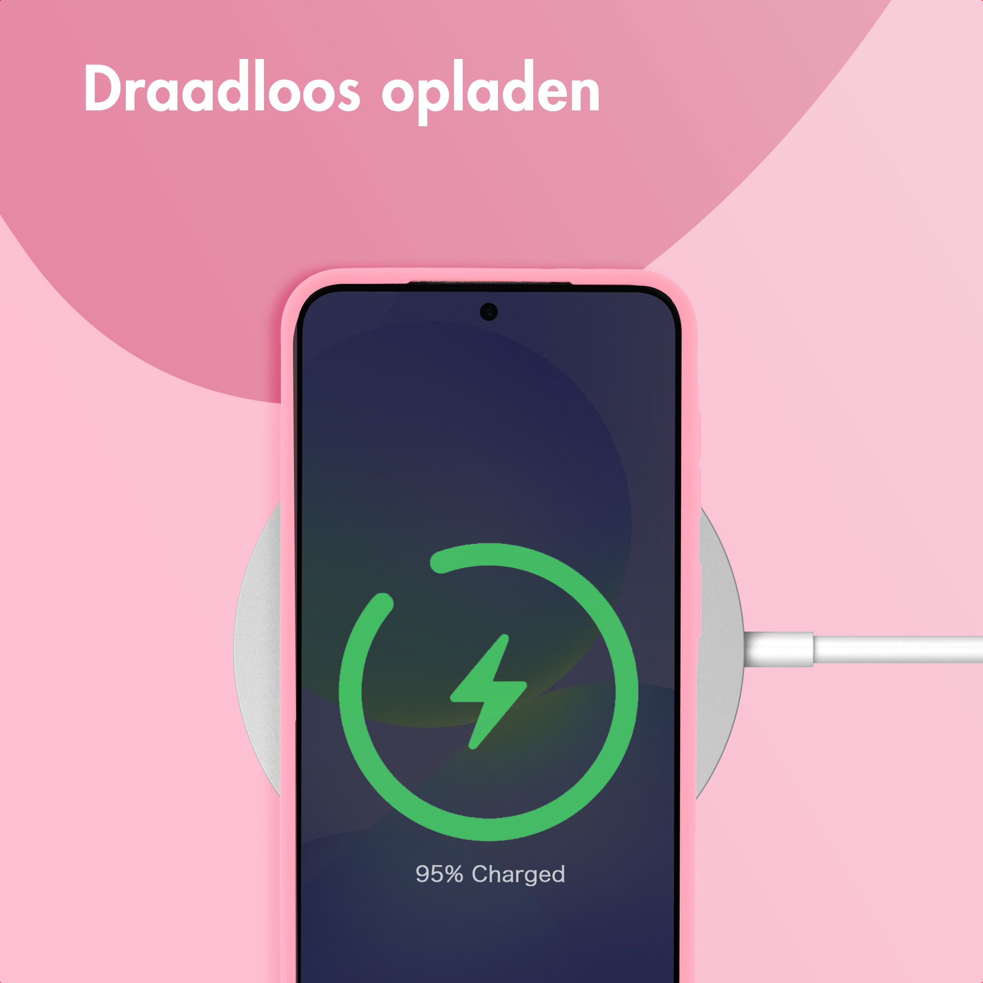 Een smartphone toont 95% lading op een draadloze oplader met kabel.