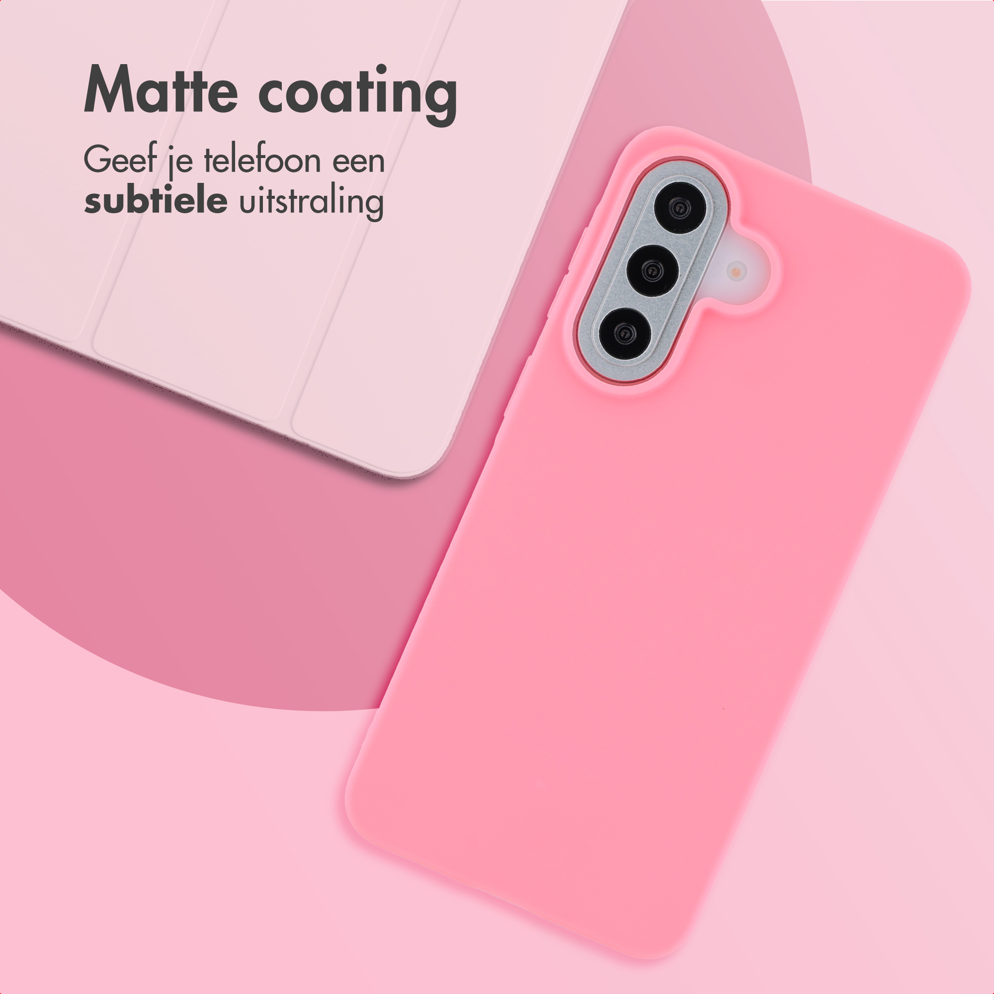 Een roze telefoonhoesje met camerapaneel ligt op een lichtroze ondergrond.